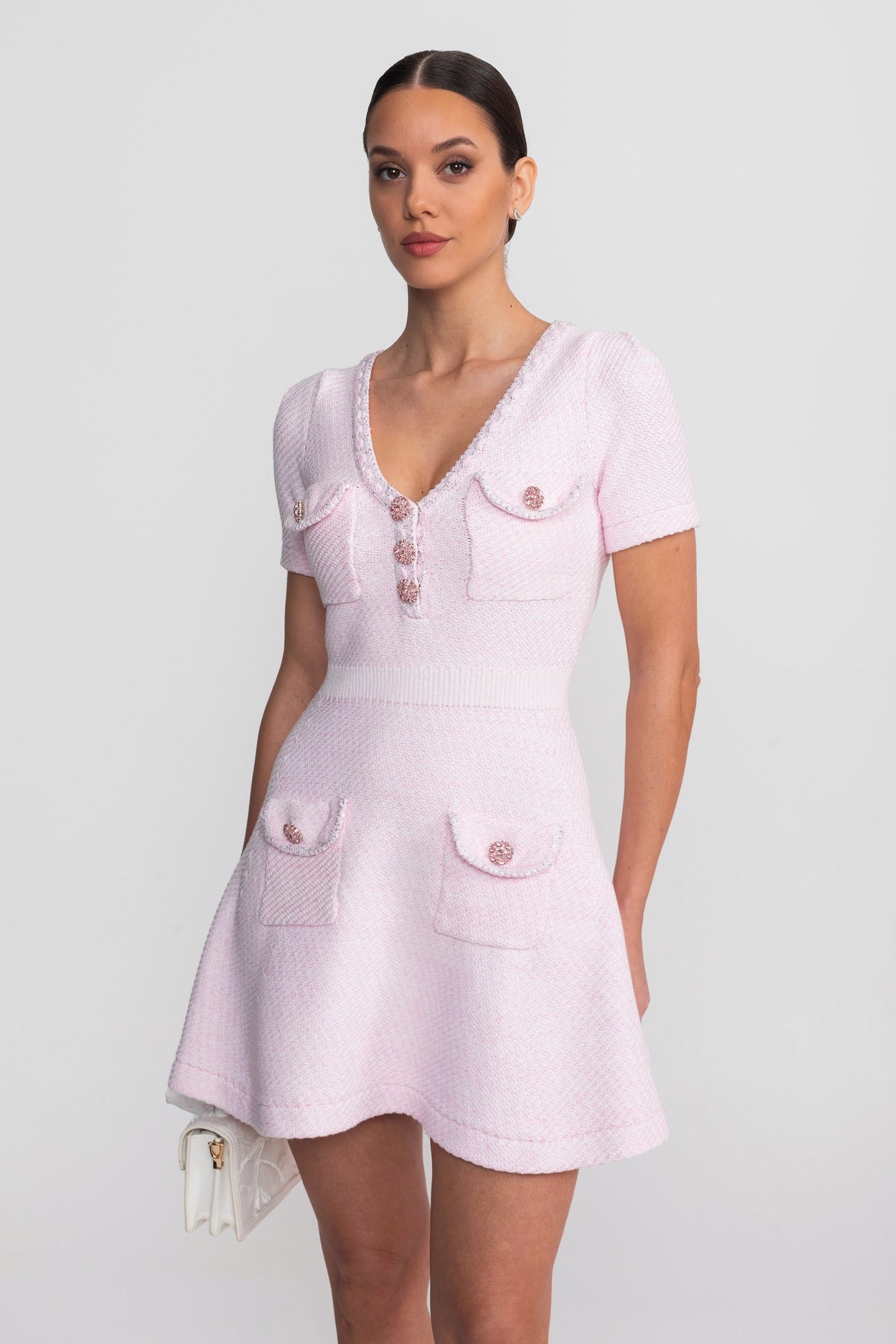 Rochie mini texturată cu mâneci scurte, decolteu în V și nasturi tip bijuterie - Roz