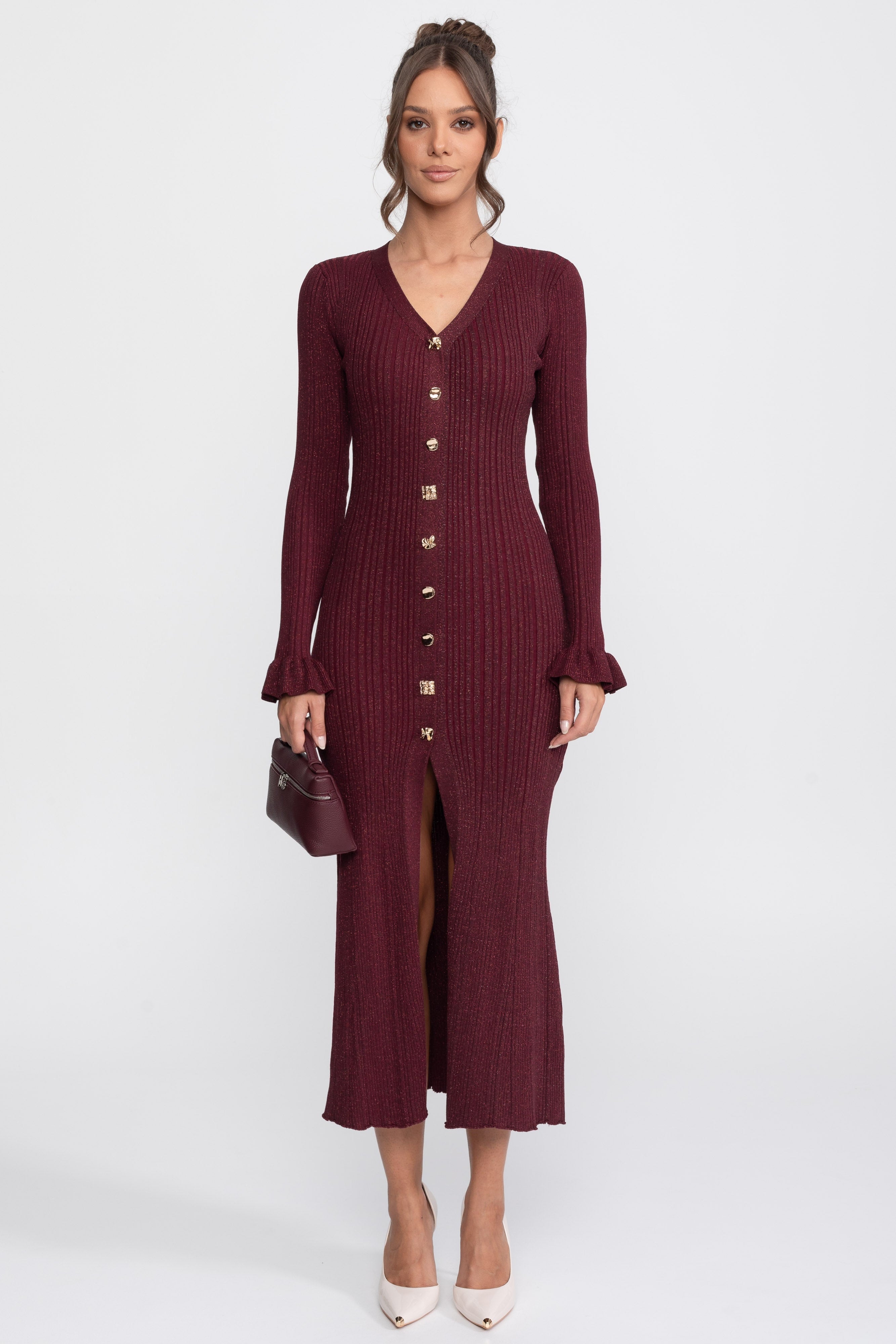 Rochie maxi tricotată rib cu decolteu în V și nasturi în față, cu manșete cu volane - Burgundy