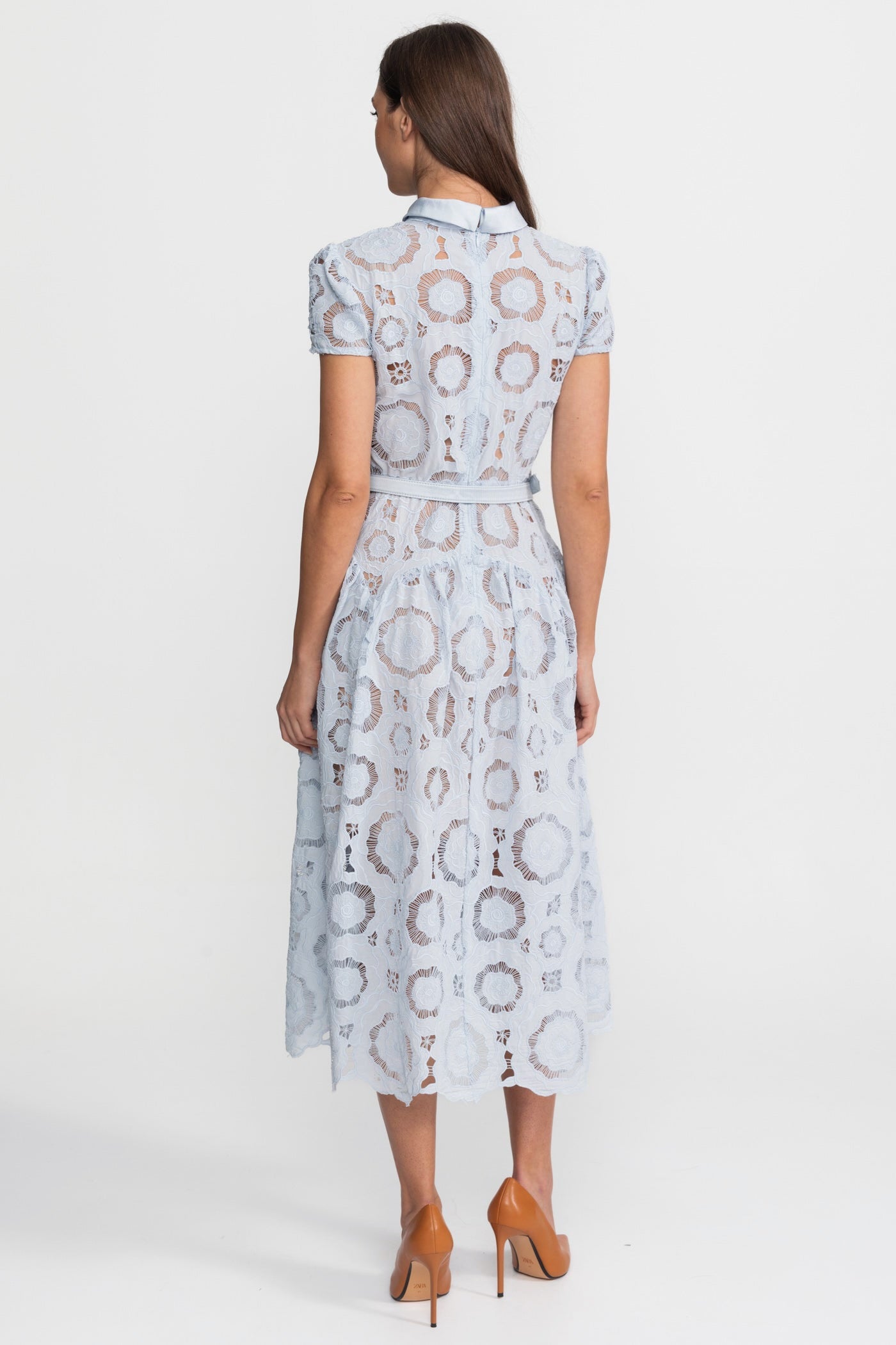 Rochie midi din dantelă florală cu talie cu curea – baby blue