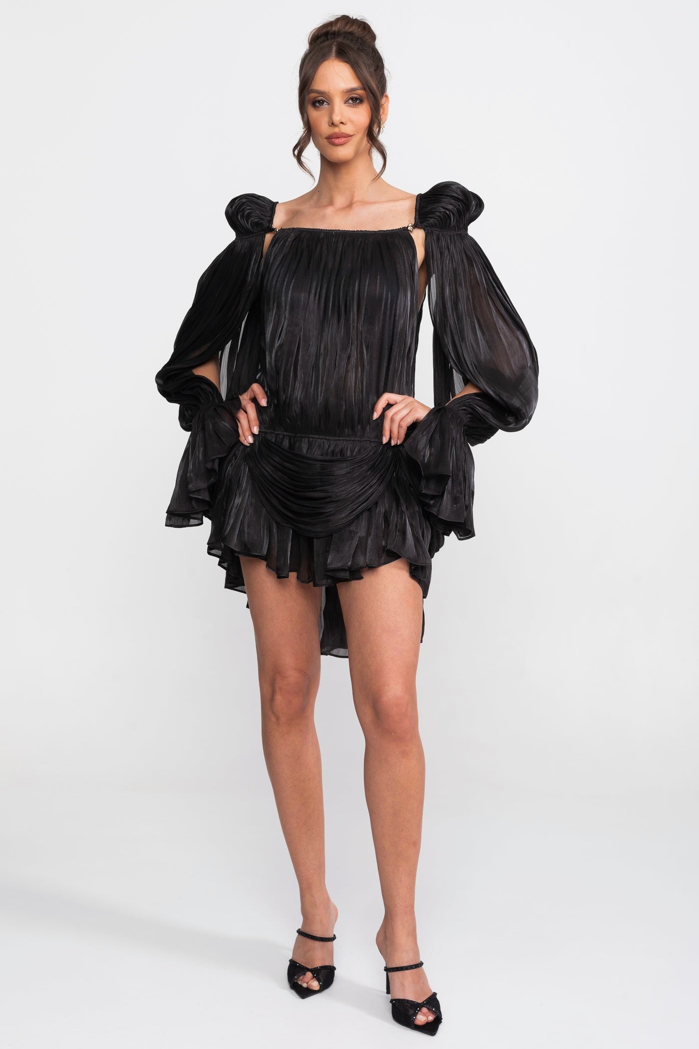 Rochie mini transparentă, drapată, cu mâneci tip cape și detaliu cu clips auriu - Negru