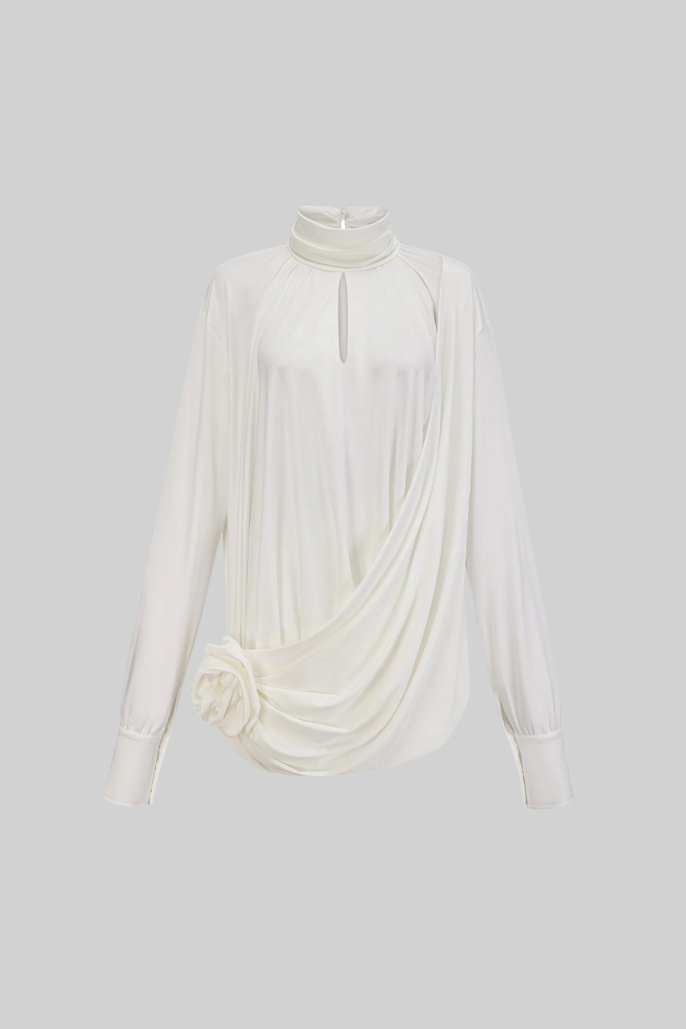 Rochie elegantă cu guler înalt, detalii drapate și ornament lateral cu trandafir - Ivoire