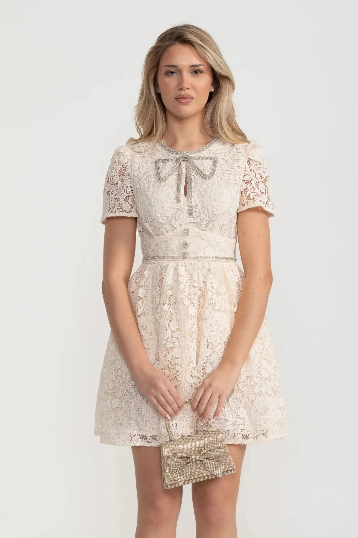 Short Sleeved Lace Dress With Rounded Neckline And Decorative Bow - Ivoire