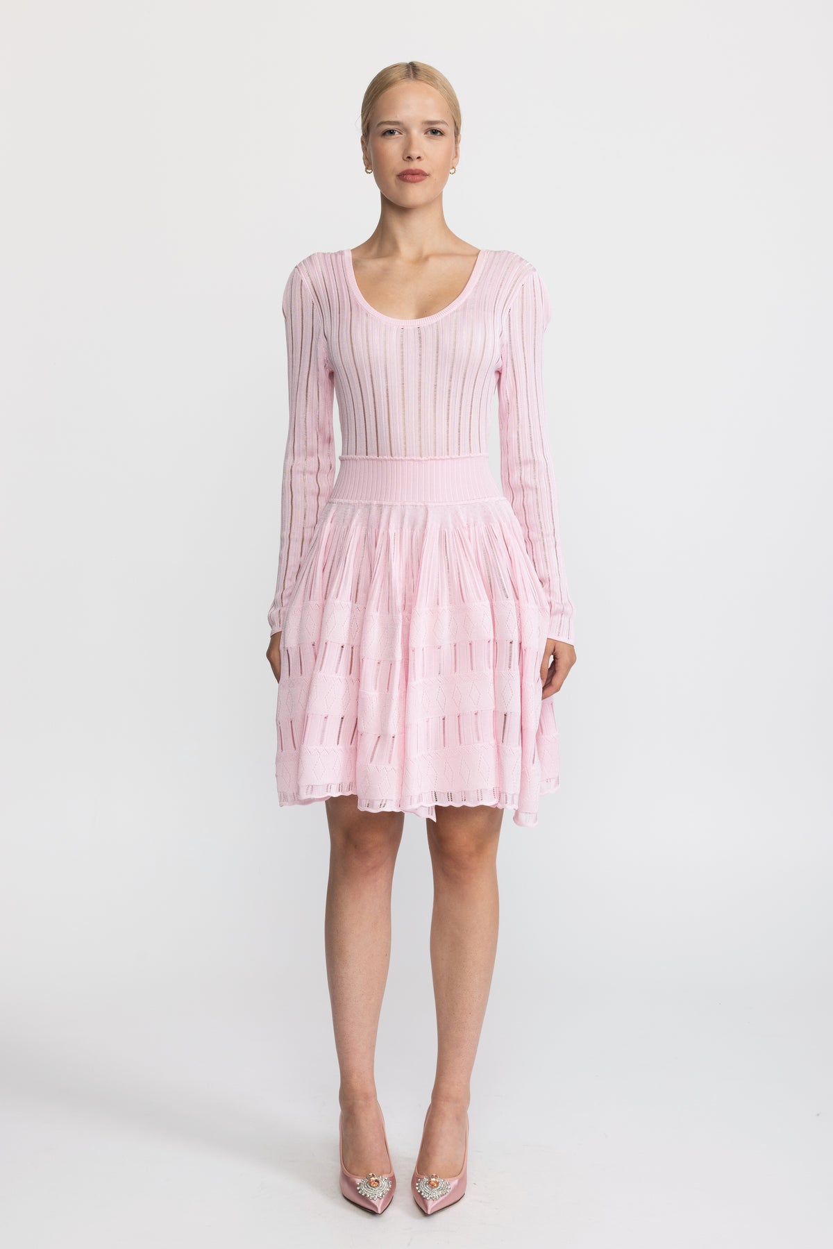 Rochie mini skater roz cu decolteu amplu și tricotaj ladder
