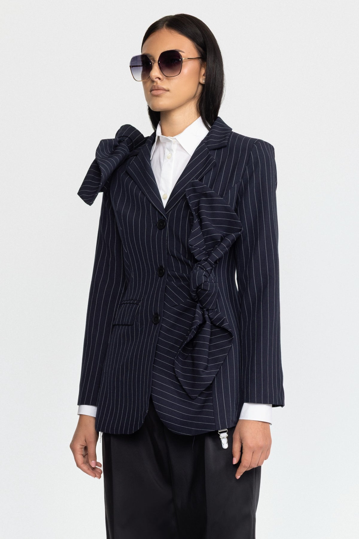 Blazer bleumarin cu fundă înnodată și dungi fine