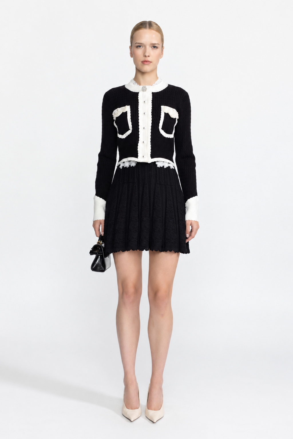 Cardigan cropped din tricot cu torsade, cu ornamente din perle și margini contrastante - negru