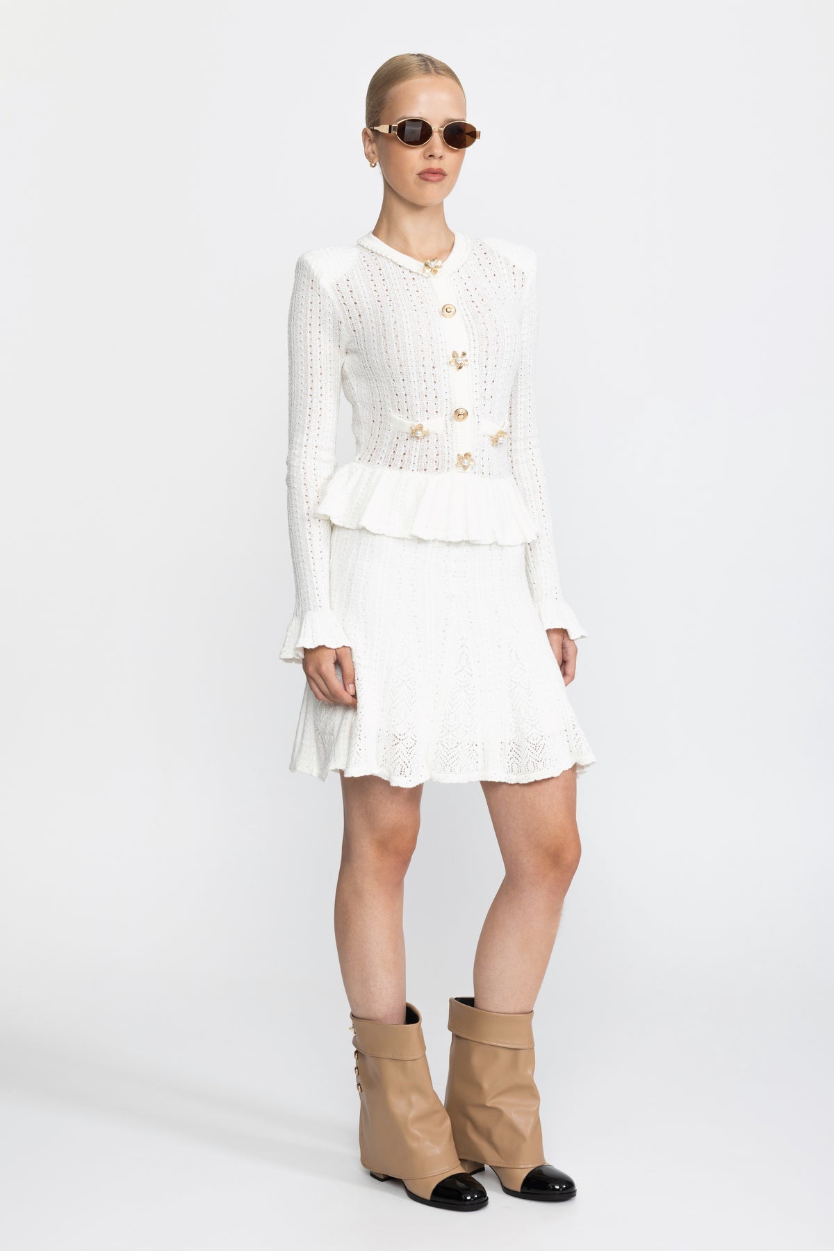 Rochie mini din tricot pointelle cu peplum și nasturi cu flori din perle - alb