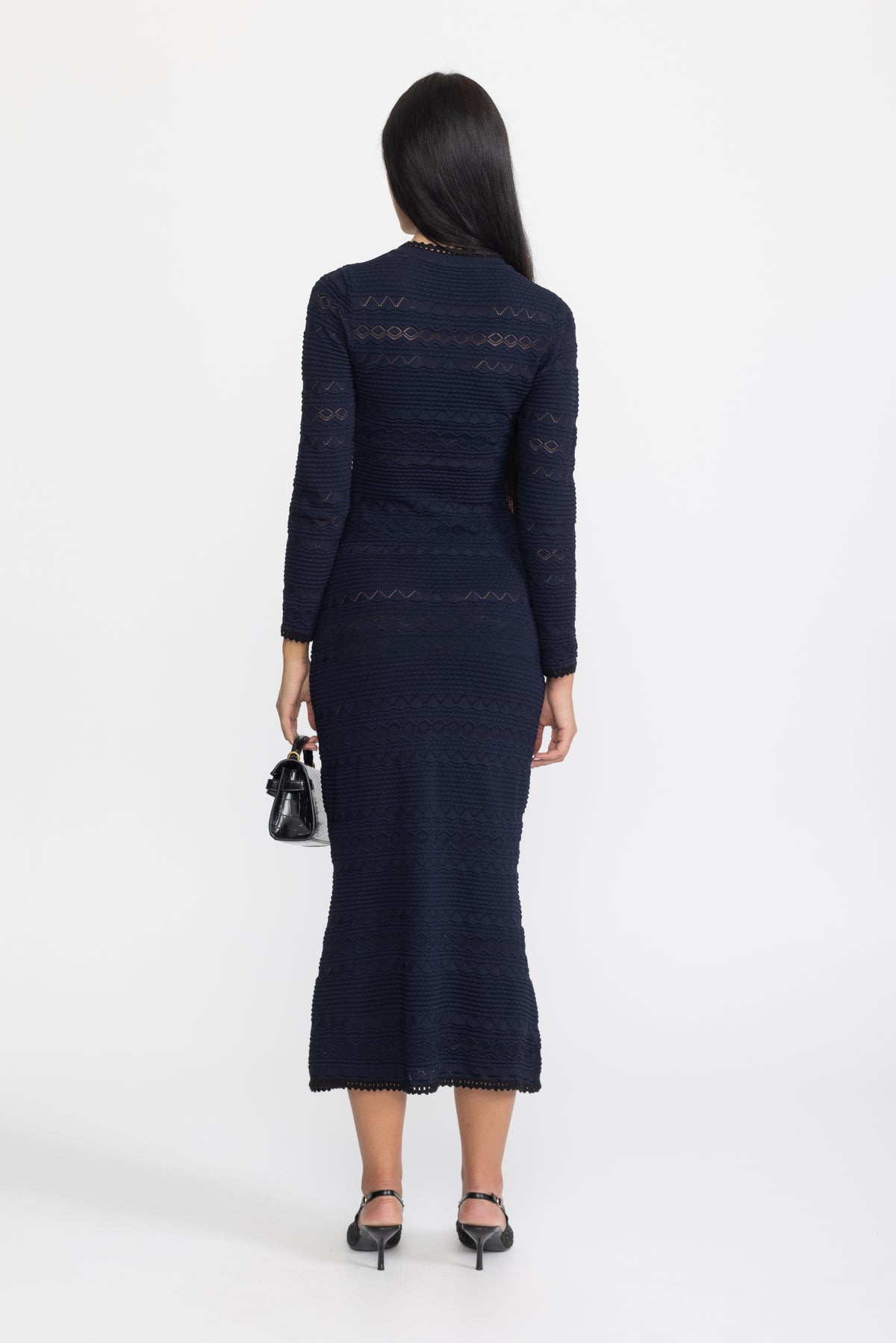 Rochie midi tricotată cu nasturi, bordură croșetată și broșă florală - bleumarin
