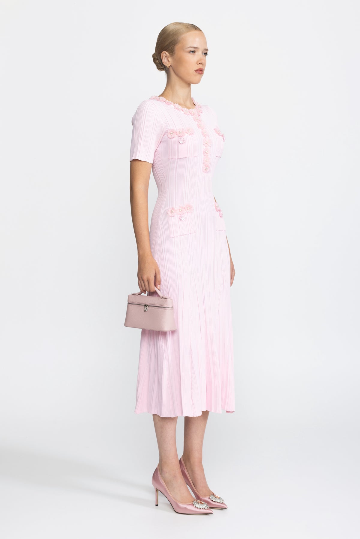 Rochie midi roz din tricot reiat cu aplicație florală
