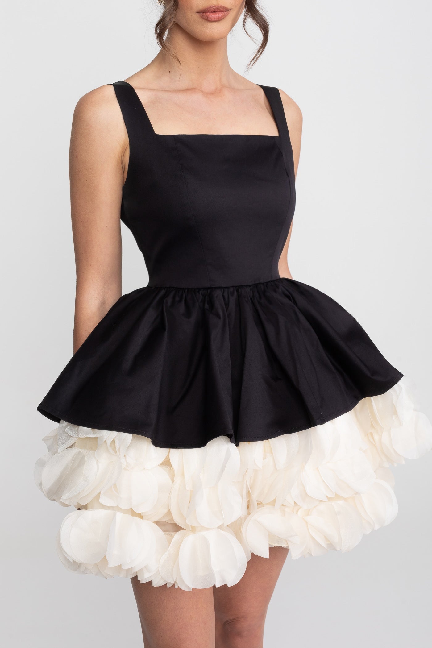 Rochie mini fără bretele, cu decolteu pătrat și strat inferior de fustă cu volane - Negru