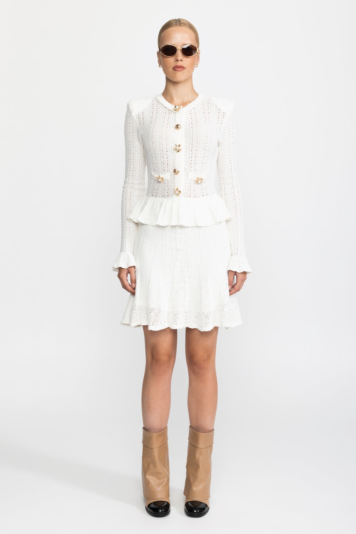 Rochie mini din tricot pointelle cu peplum și nasturi cu flori din perle - alb