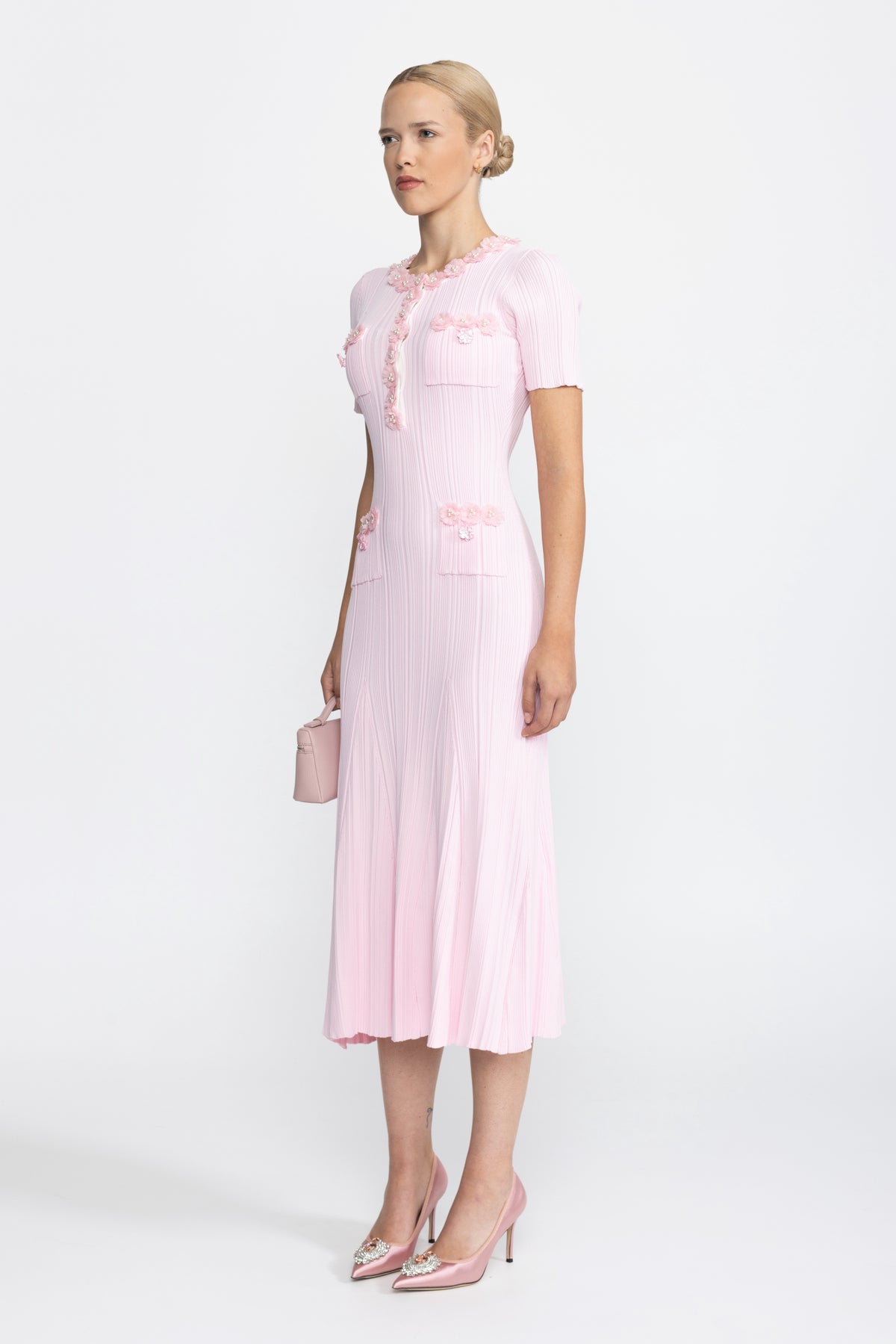 Rochie midi roz din tricot reiat cu aplicație florală