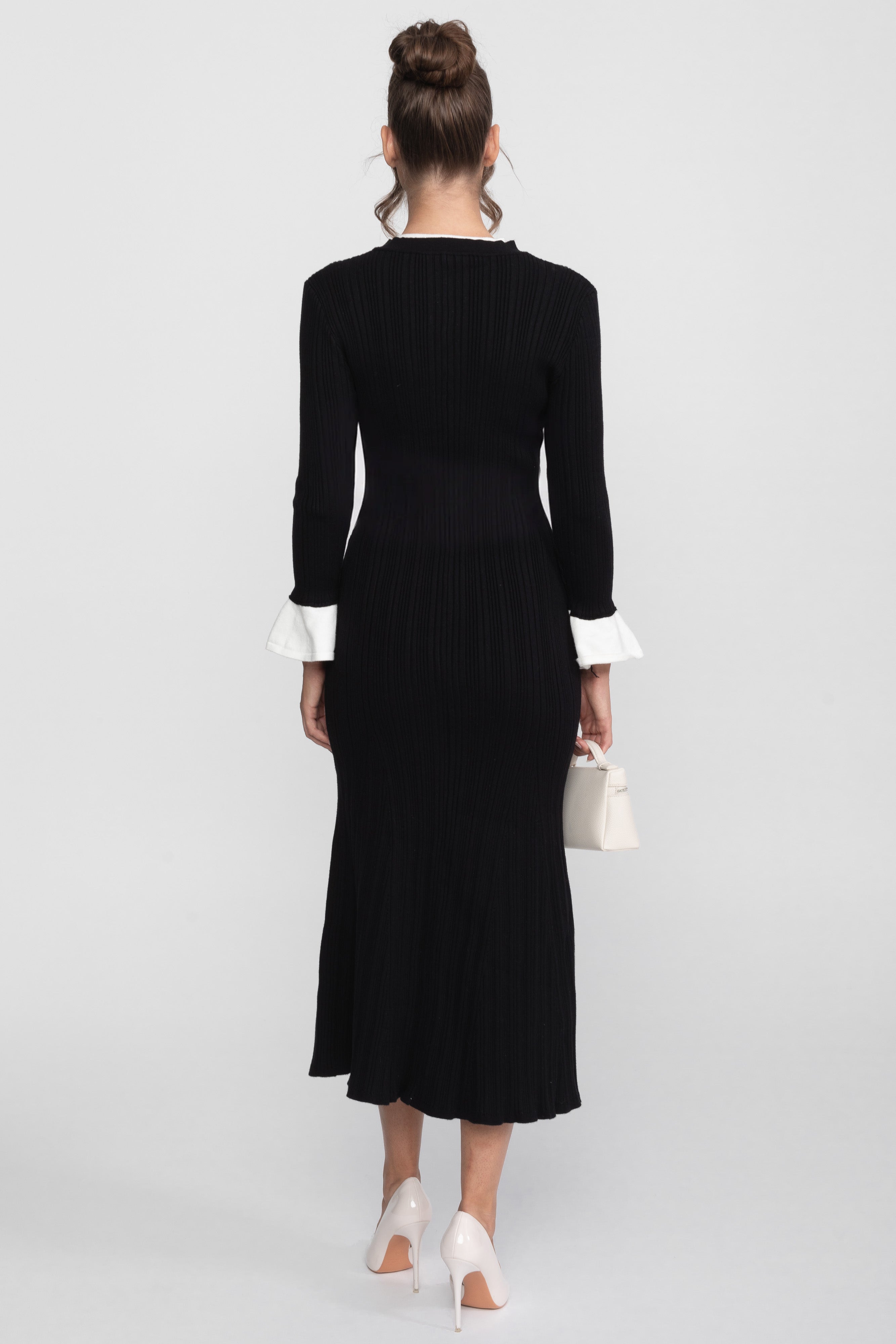 Rochie midi tricotată cu model ribbed, cu manșete și guler albe - Negru