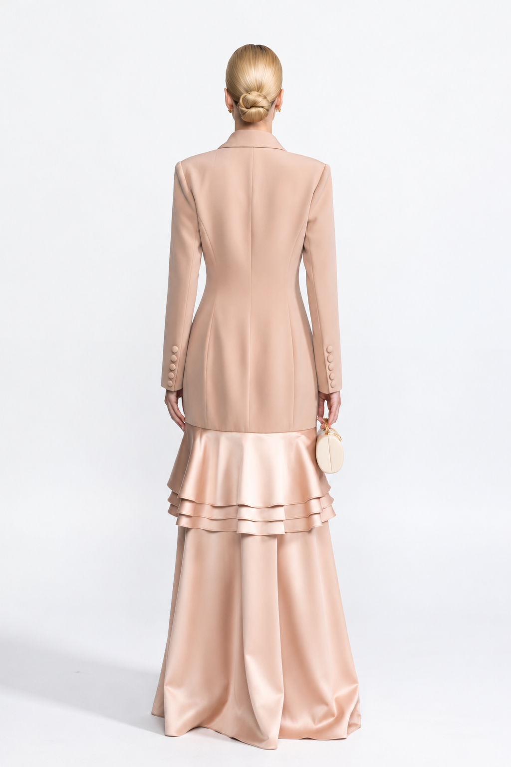 Rochie maxi blazer bej cu două rânduri de nasturi, tiv cu volane și satin