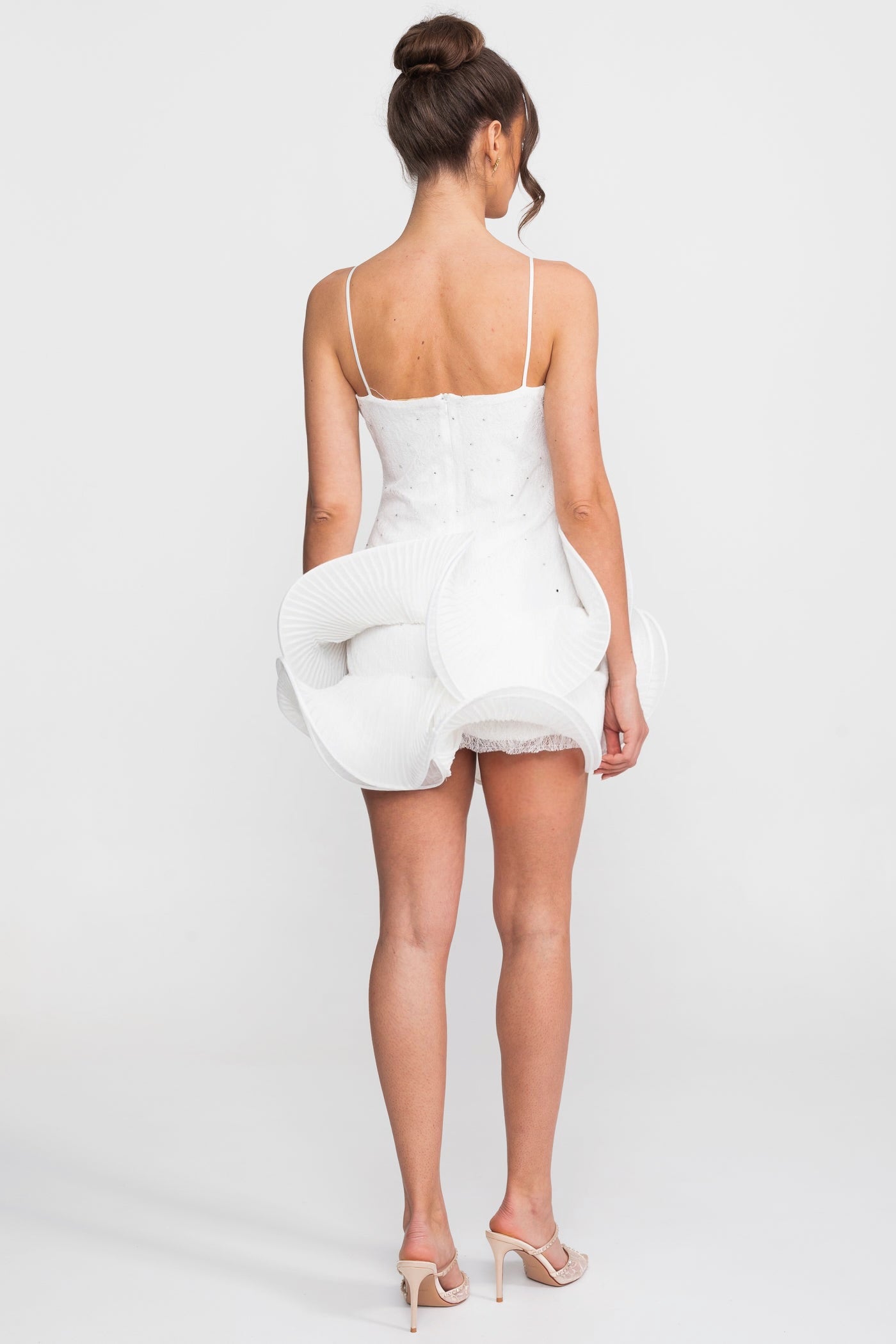 Rochie mini babydoll cu aplicații strălucitoare și fustă peplum cu volane - Alb