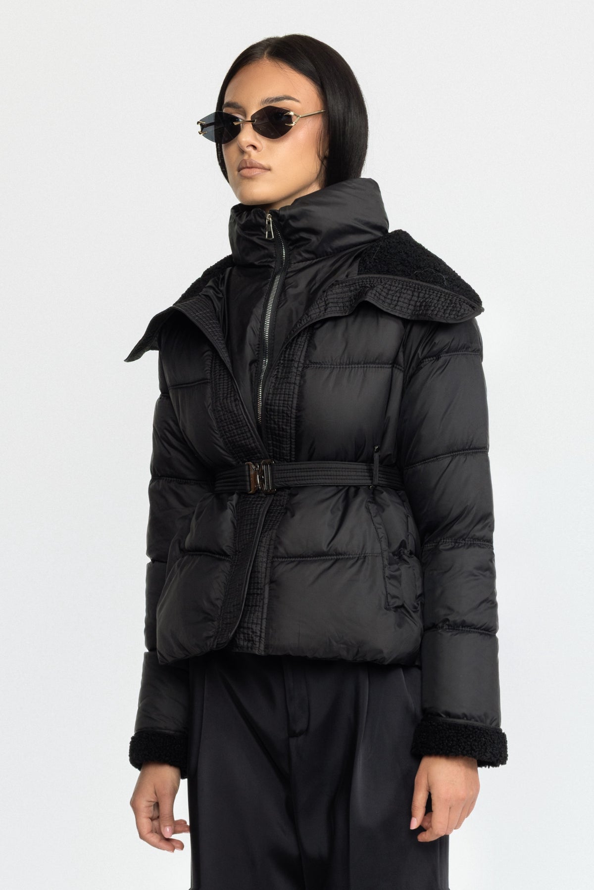 Geacă puffer cu cordon și guler teddy - Negru