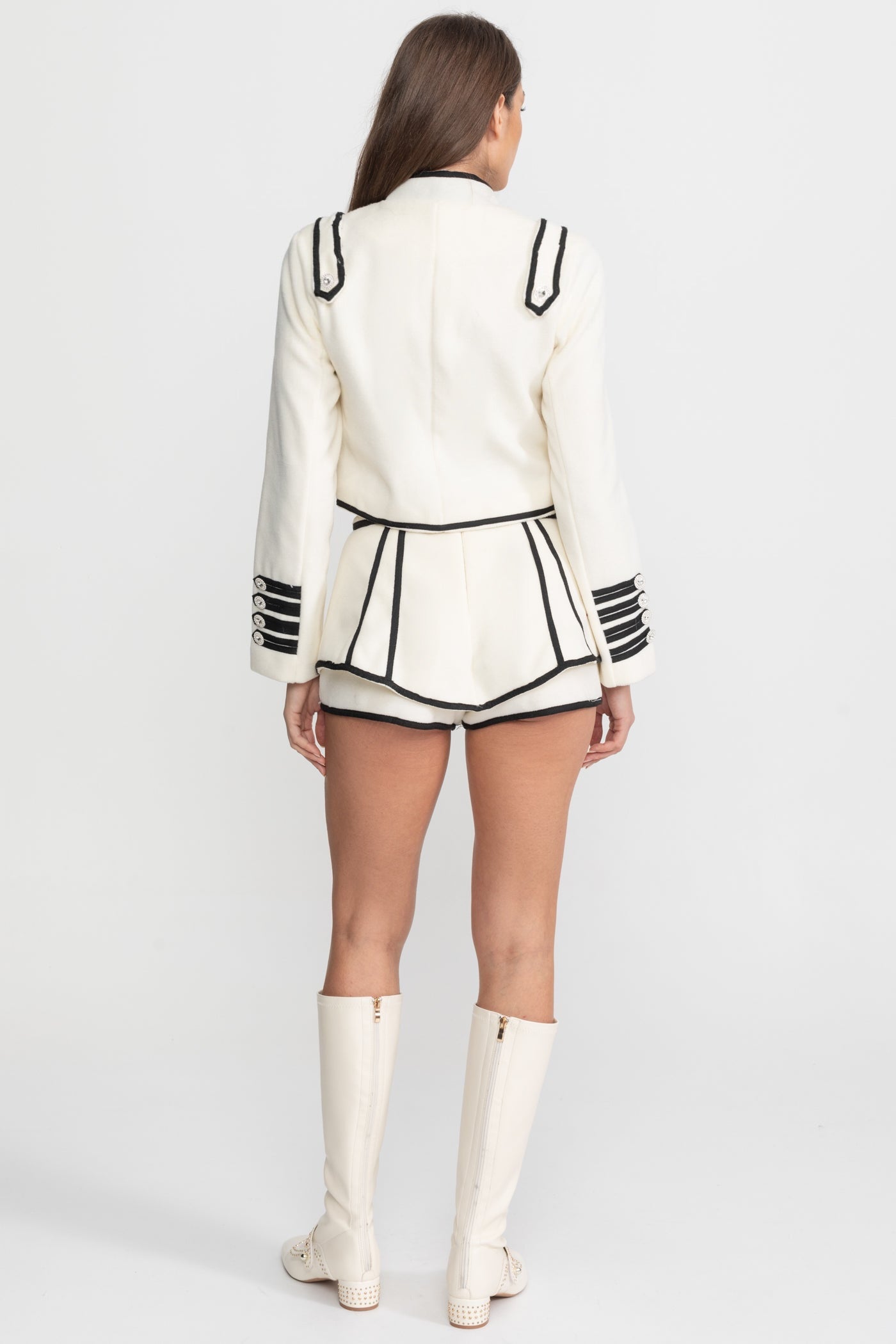 Set Coordonat Structurat cu Margini Contrastante și Nasturi cu Cristale – Ivoire