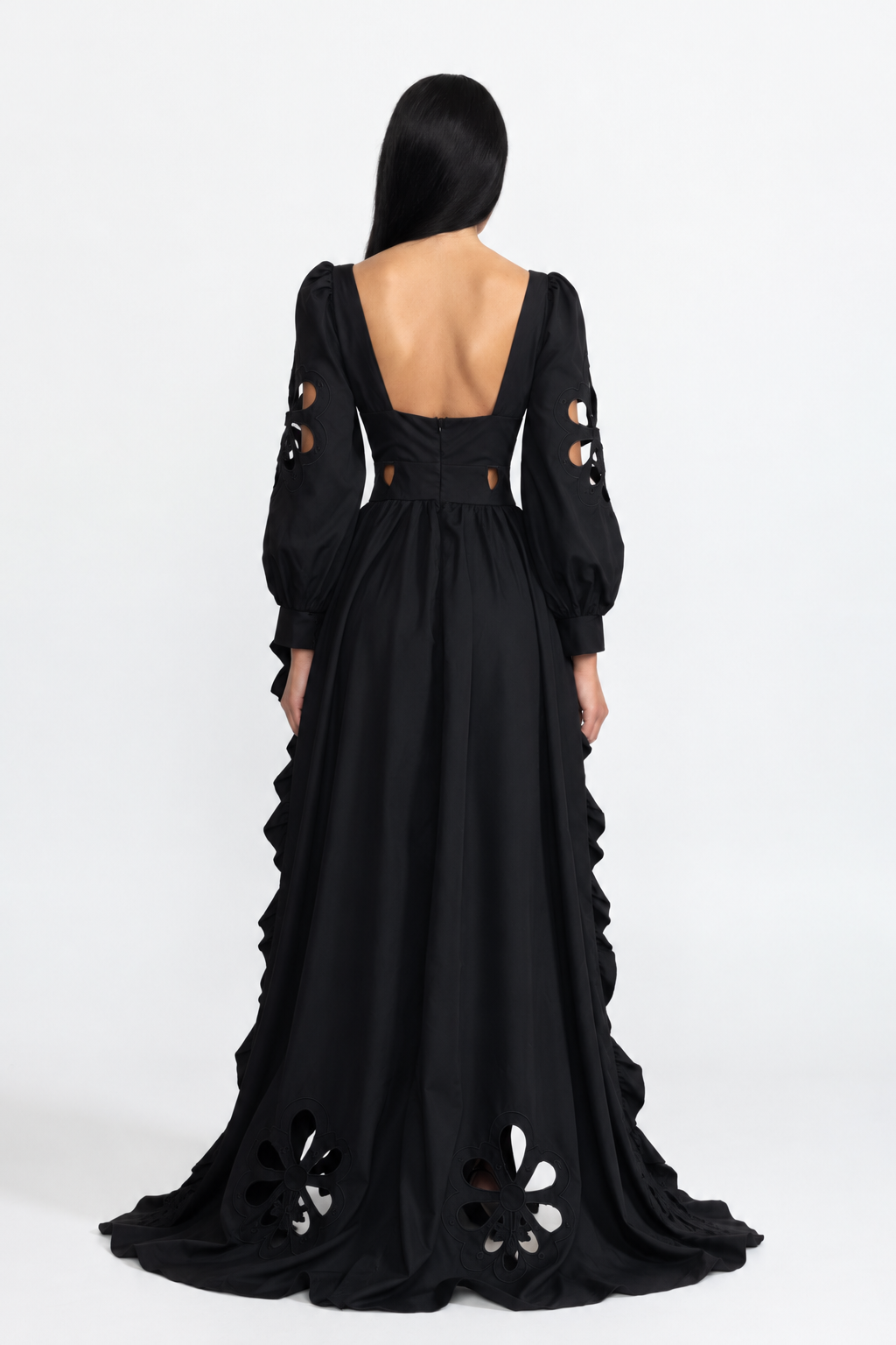 Rochie lungă neagră cu broderie, decupaje, mâneci bufante și volane high-low