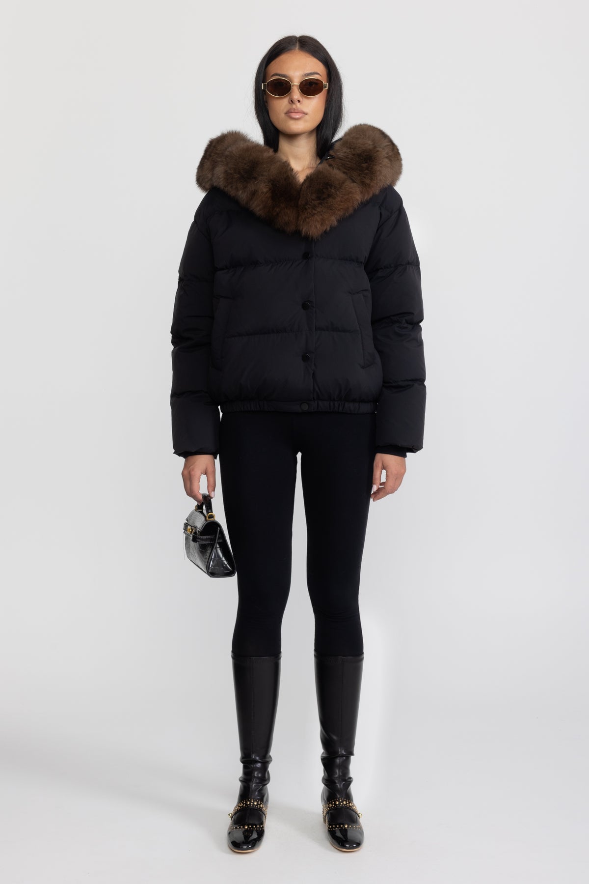 Geacă puffer scurtă din puf, cu glugă din blană de vulpe - Negru