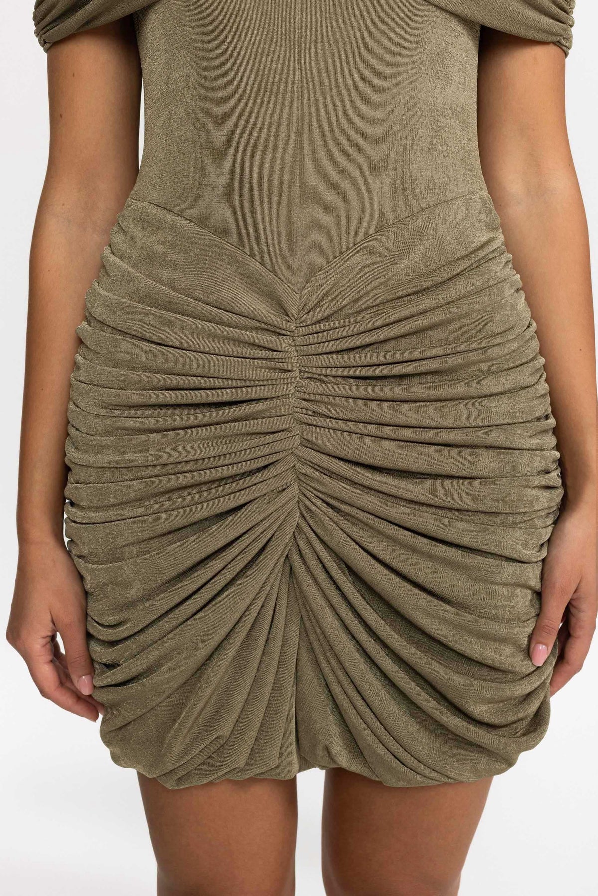 Rochie mini drapată cu pelerină și fronseuri - Olive