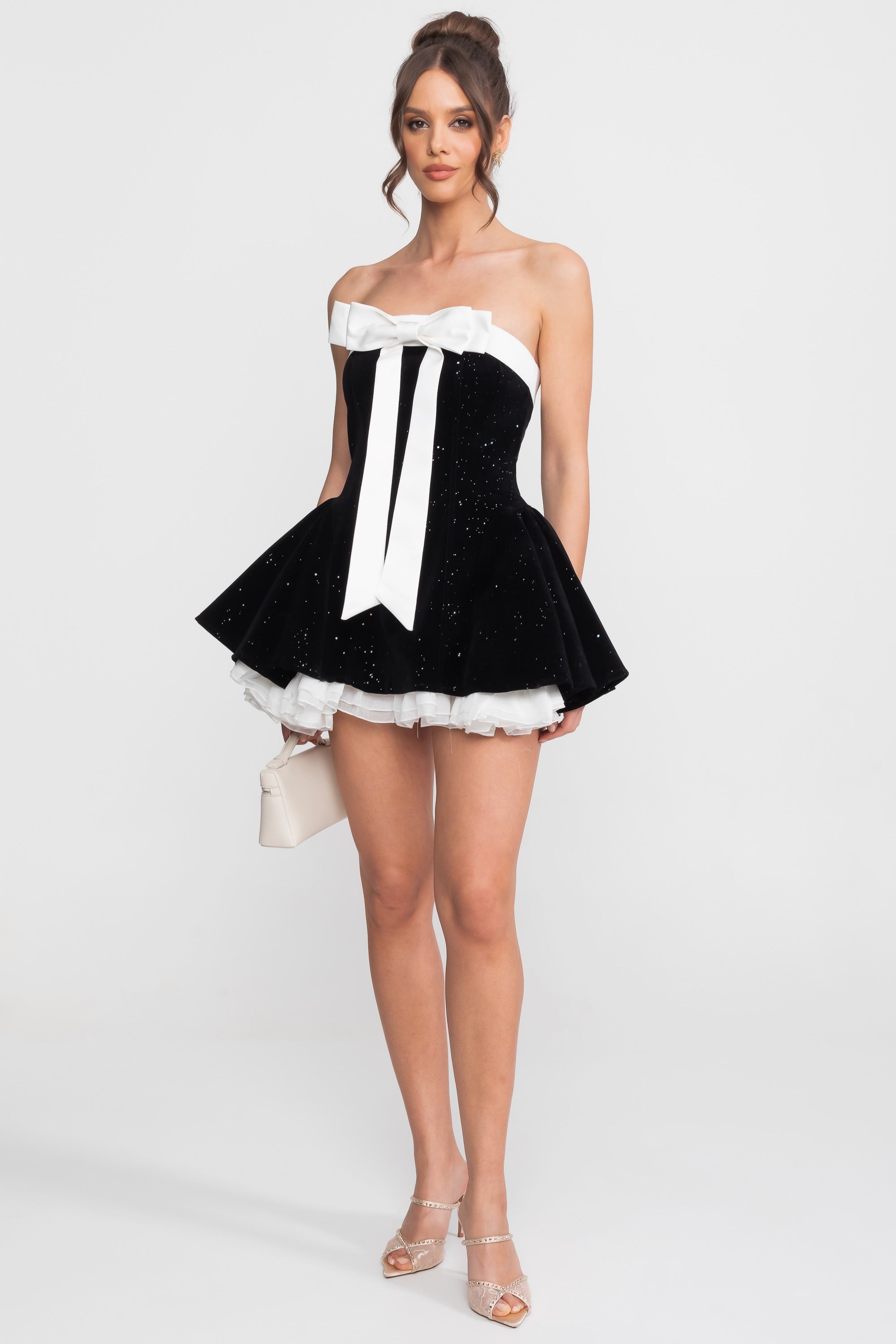 Rochie mini din catifea fără bretele, cu fundă din satin și tiv cu volan - Negru