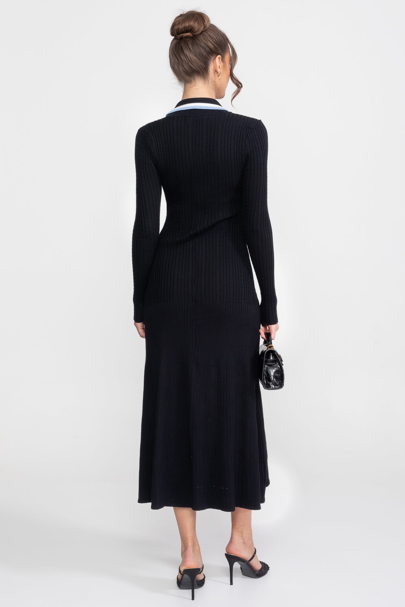 Rochie midi tricotată cu mânecă lungă, guler polo și petic cu monogramă - Negru