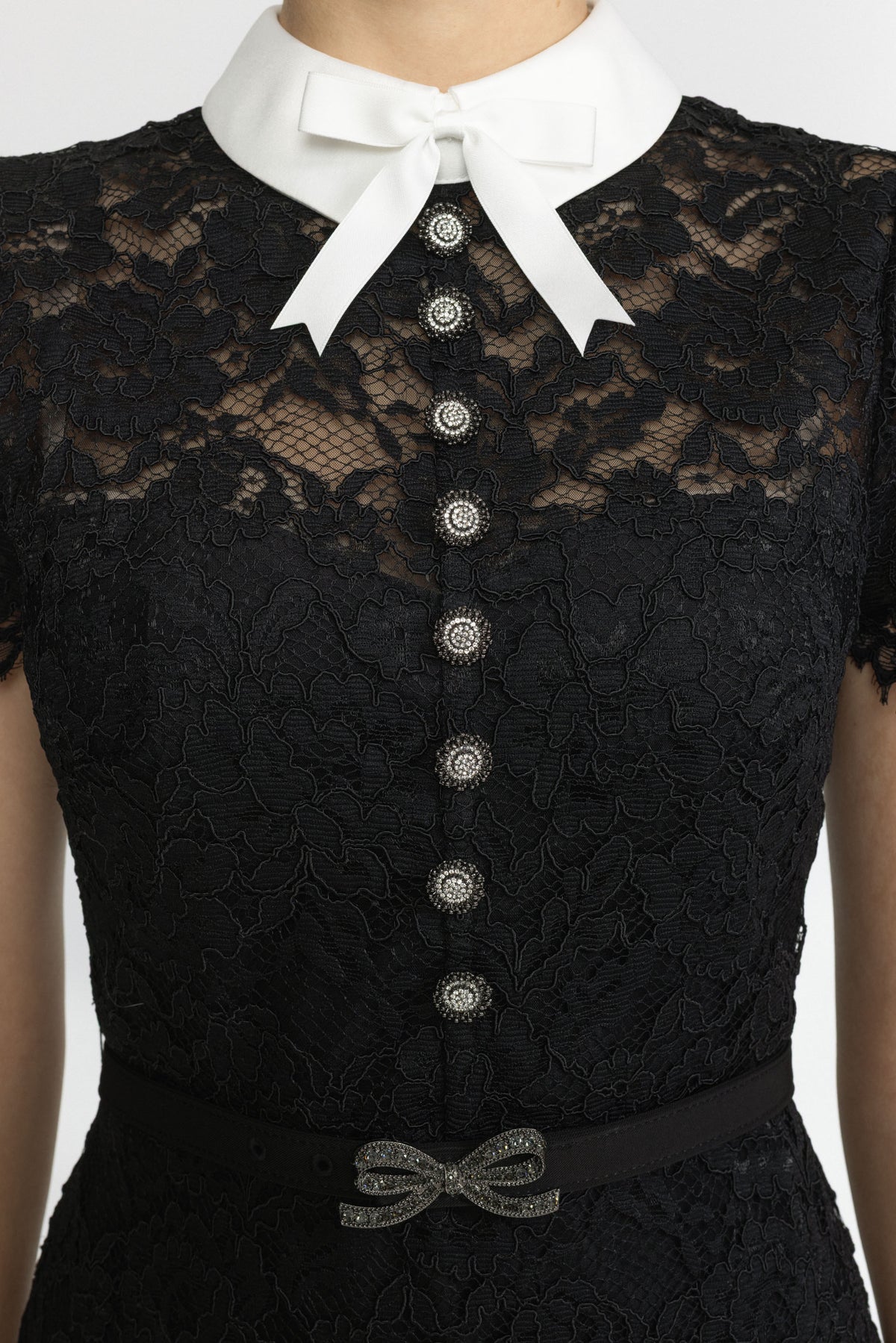 Rochie midi neagră cu guler cu fundă din dantelă cordonată