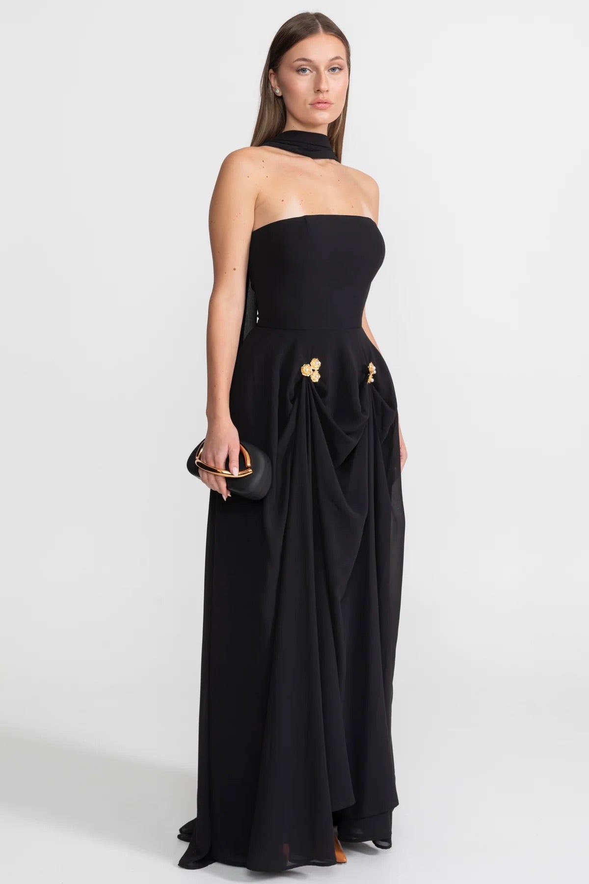 Rochie Drapată Fără Bretele cu Aplicatii Florale Aurii – Negru