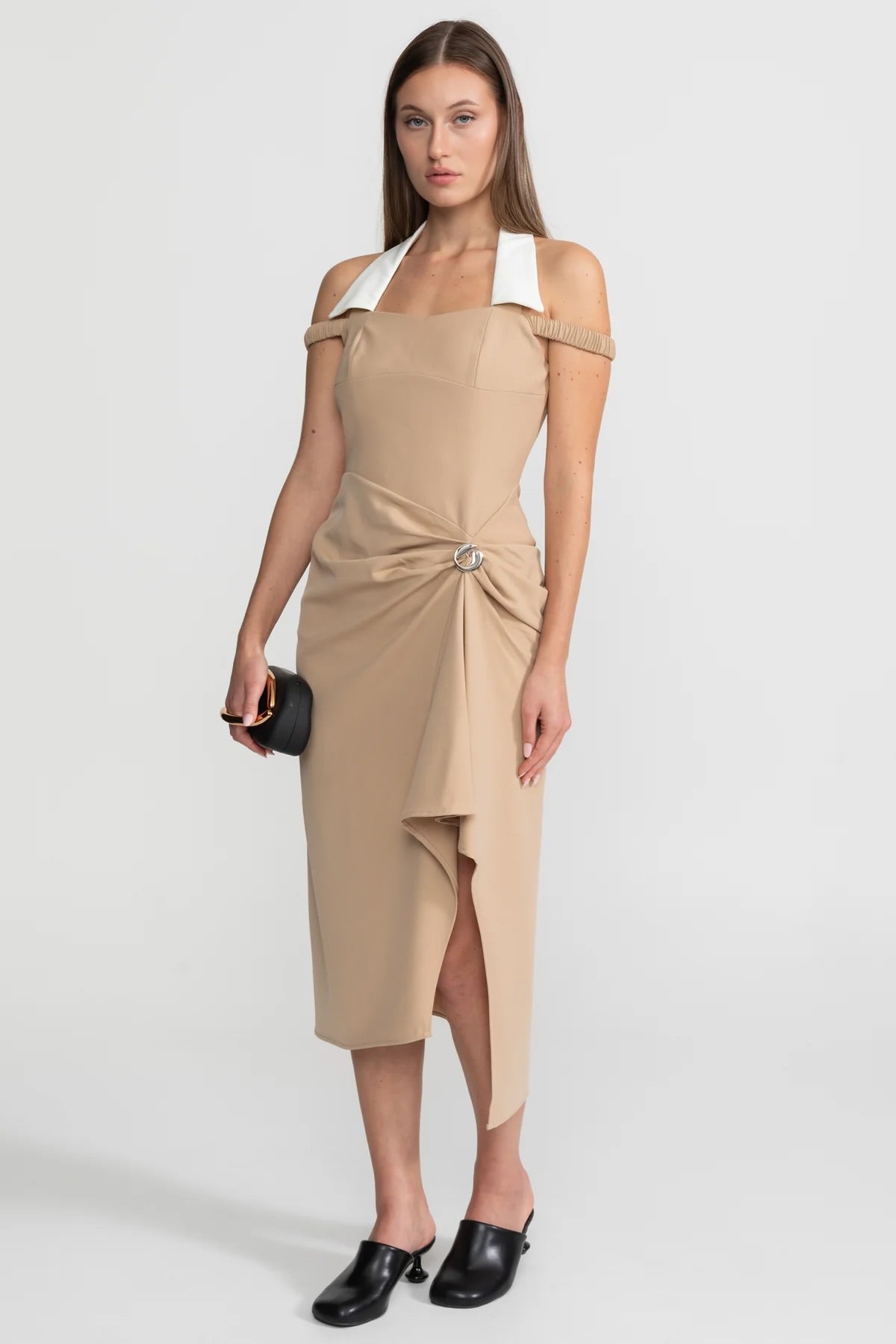 Rochie midi cu halter drapată și detaliu asimetric drapat – Nude