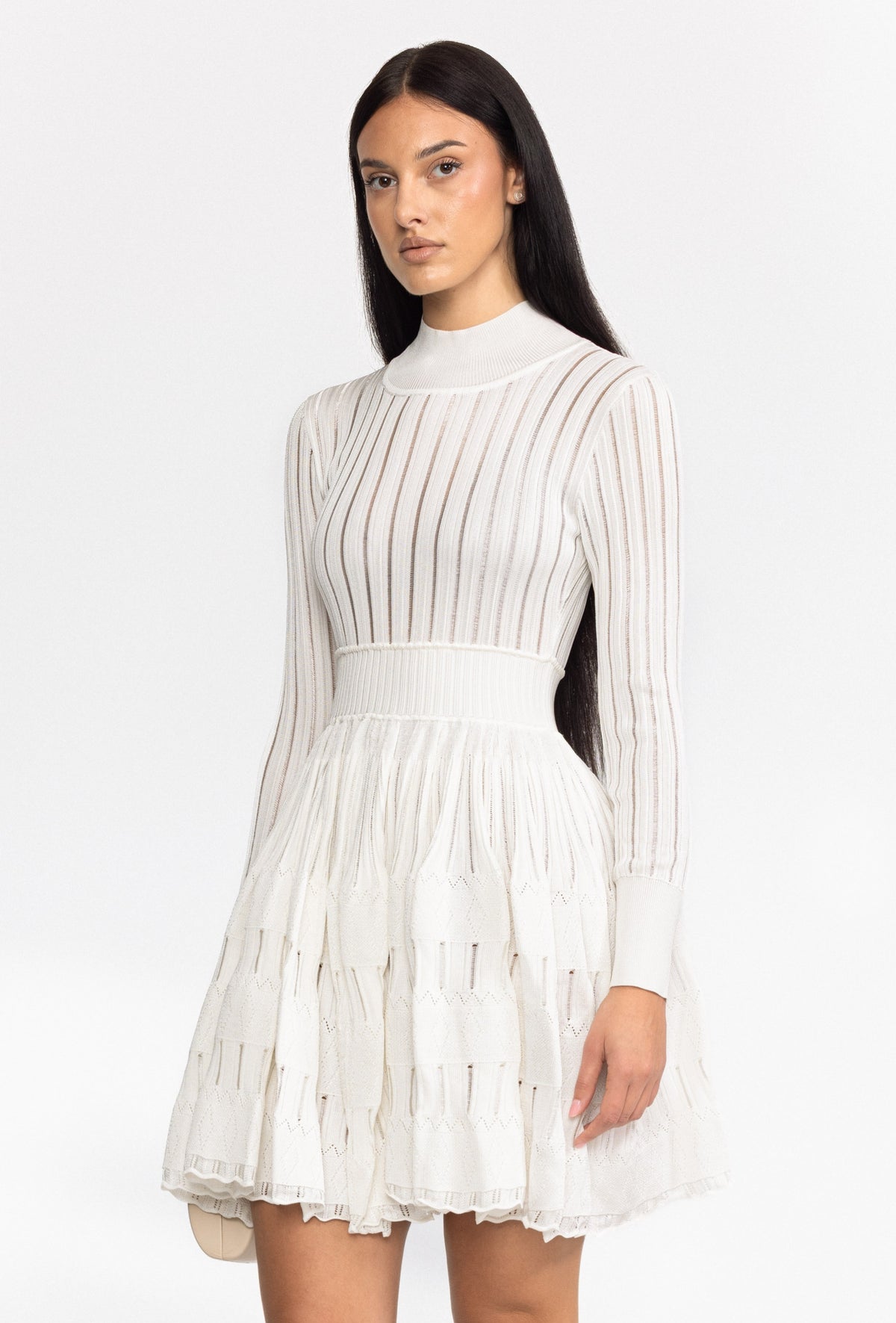 Rochie mini skater albă din tricot transparent cu aspect de scară, cu mâneci lungi