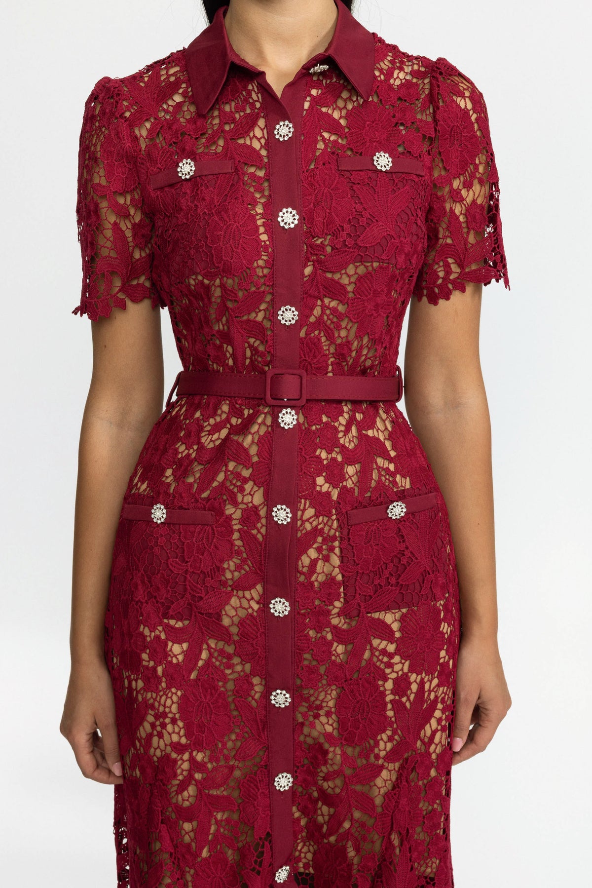 Rochie midi-cămașă din dantelă guipure cu nasturi din cristale - Burgundy