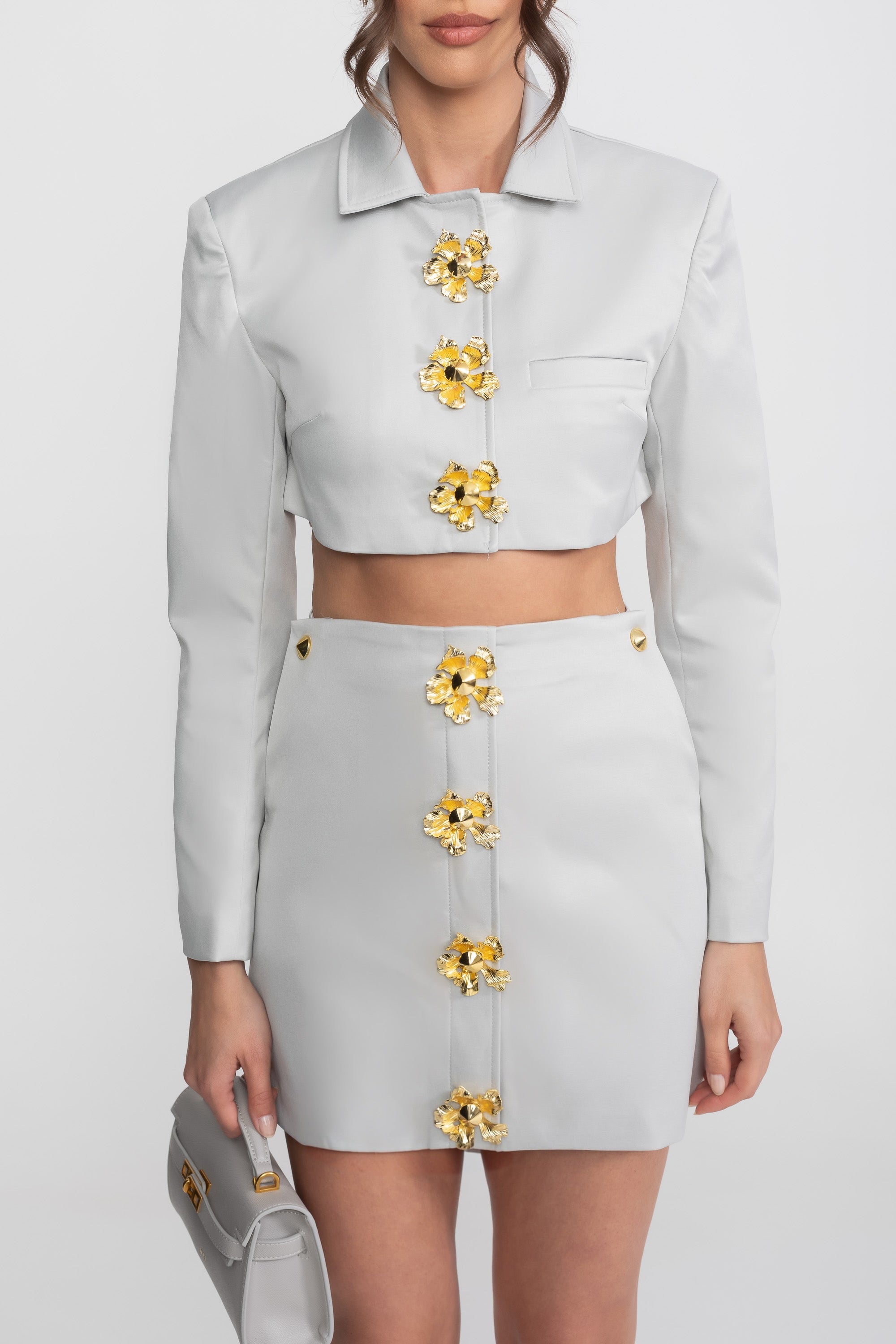 Set coordonat cu jachetă cropped și fustă mini, cu nasturi florali 3D - gri deschis