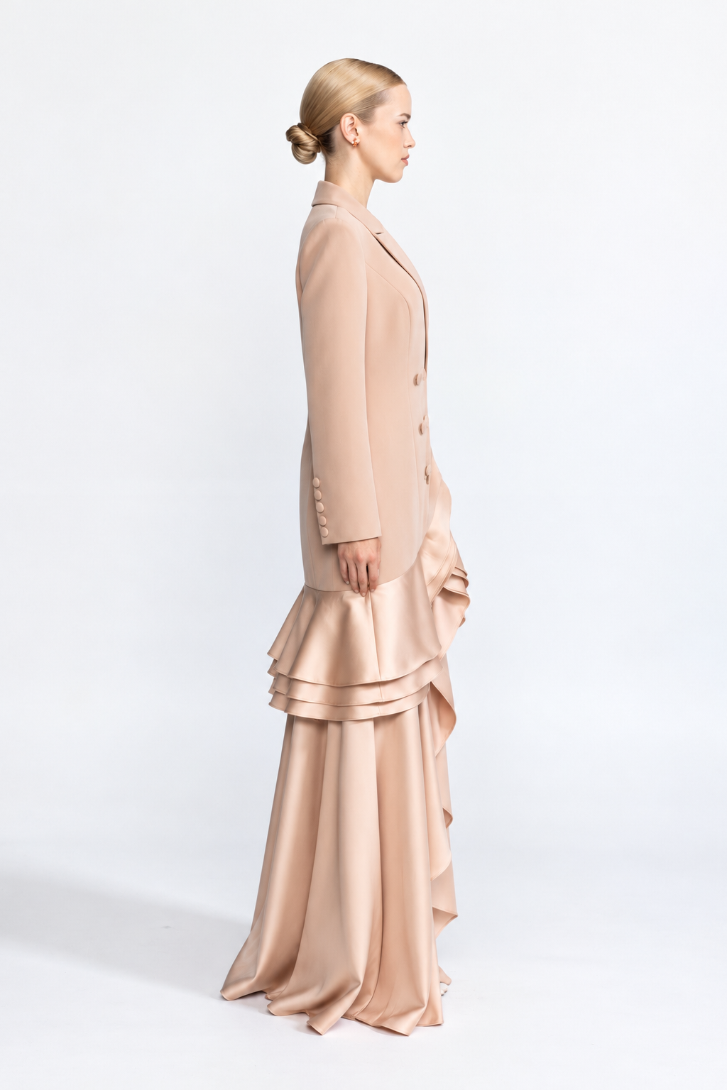 Rochie maxi blazer bej cu două rânduri de nasturi, tiv cu volane și satin