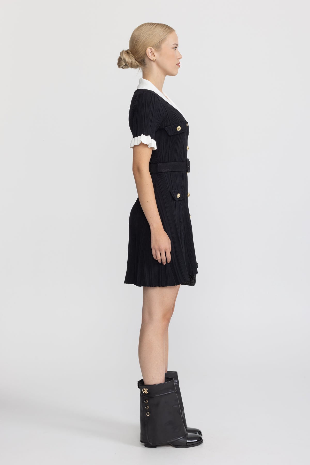 Rochie mini din tricot reiat, cu guler contrastant și cordon în talie - negru