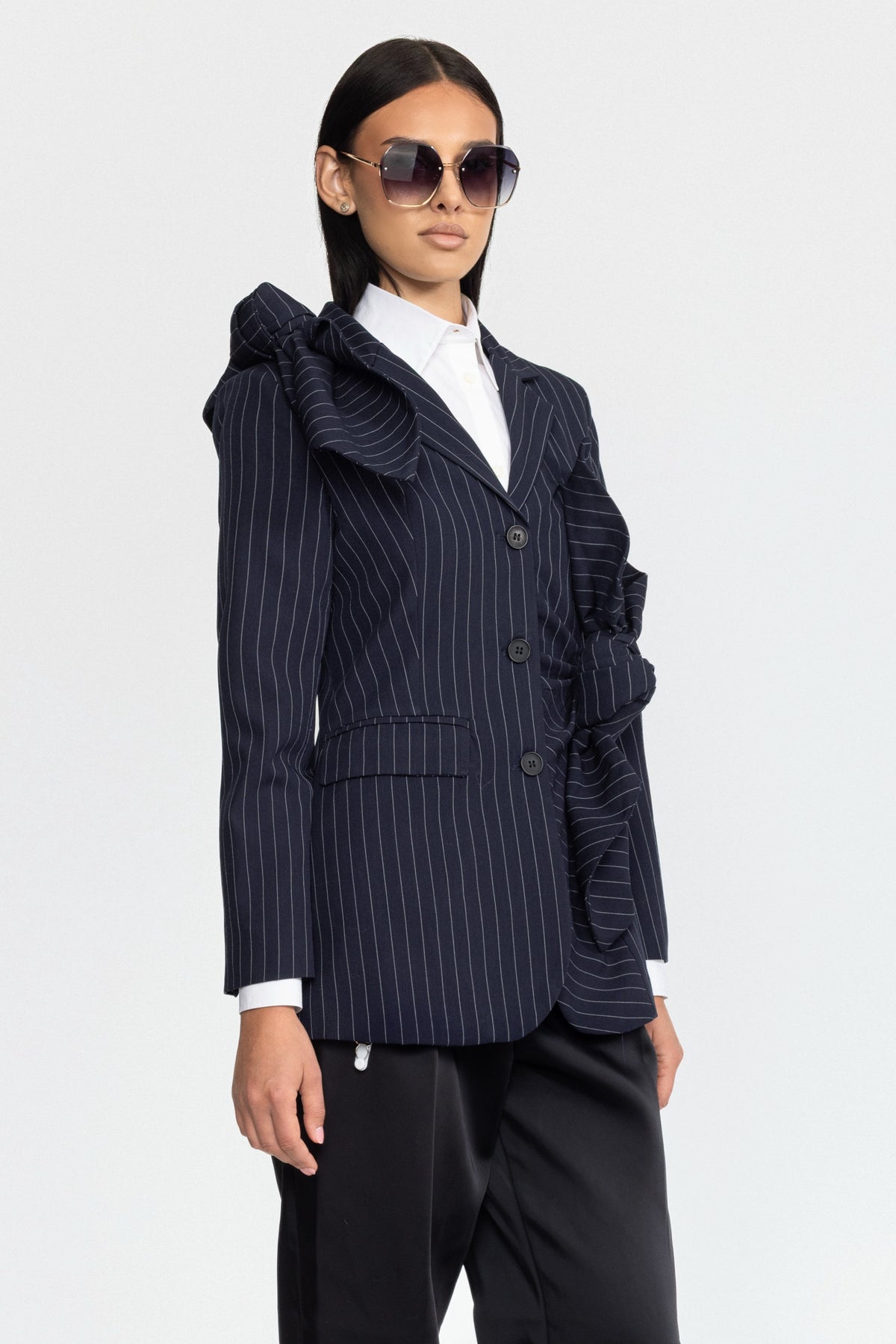 Blazer bleumarin cu fundă înnodată și dungi fine