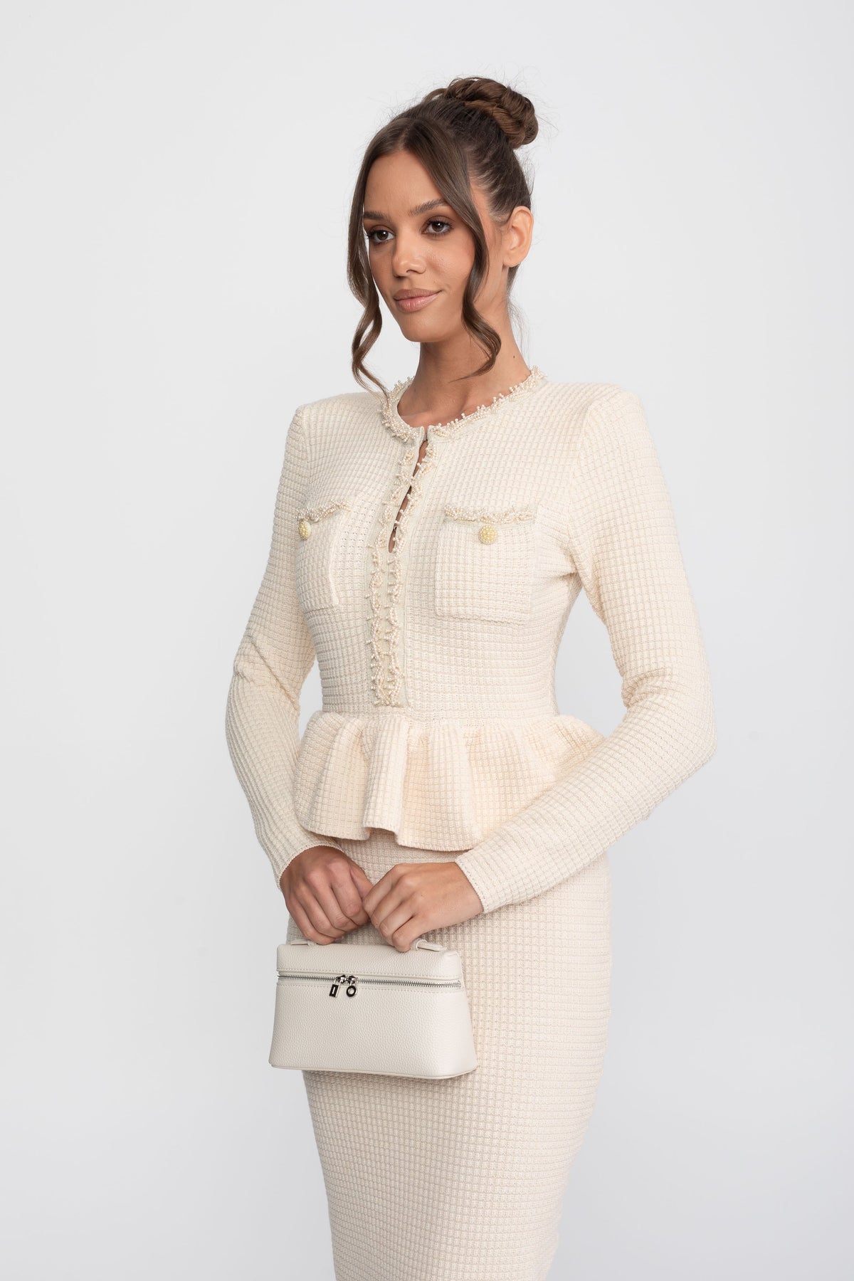 Rochie peplum tricotată cu bordură franjurată și buzunare frontale pe piept - Bej