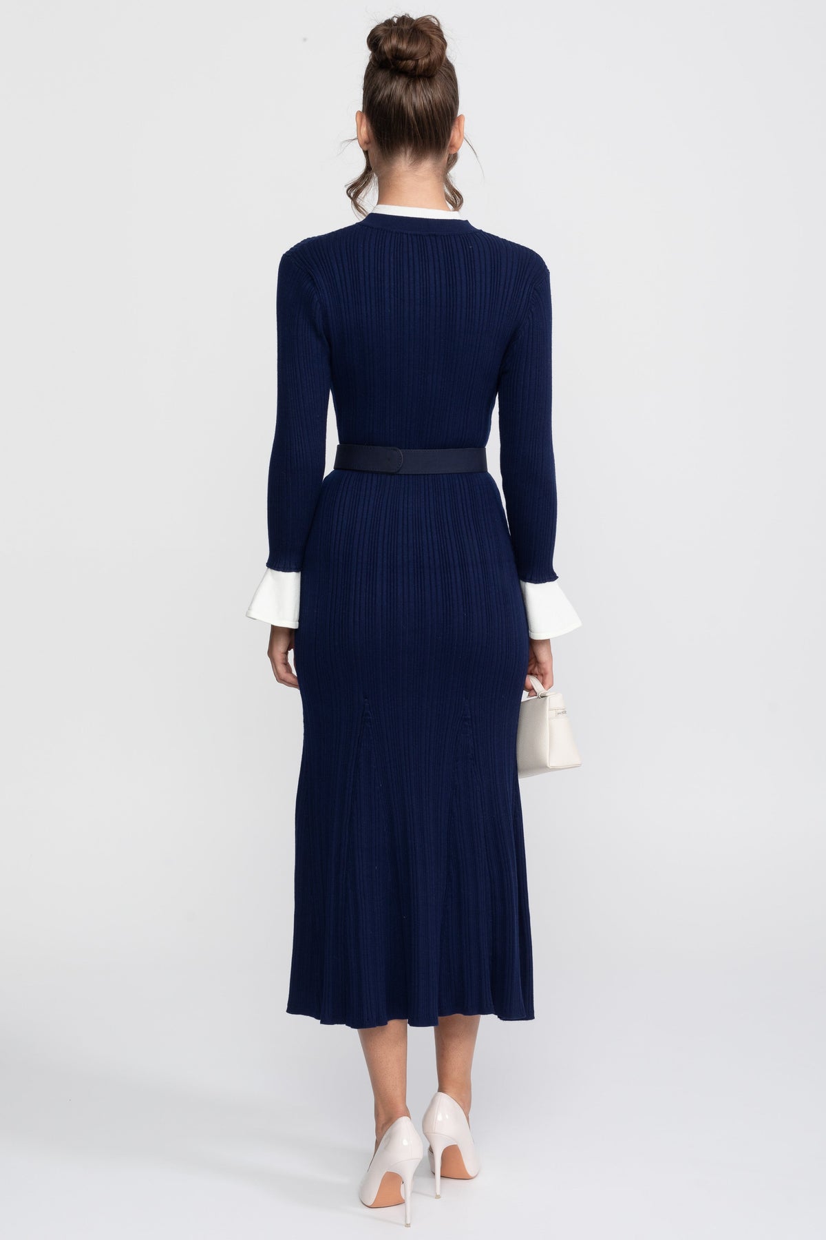 Rochie midi tricotată cu nervuri, cu centură, manșete și guler albe - Navy