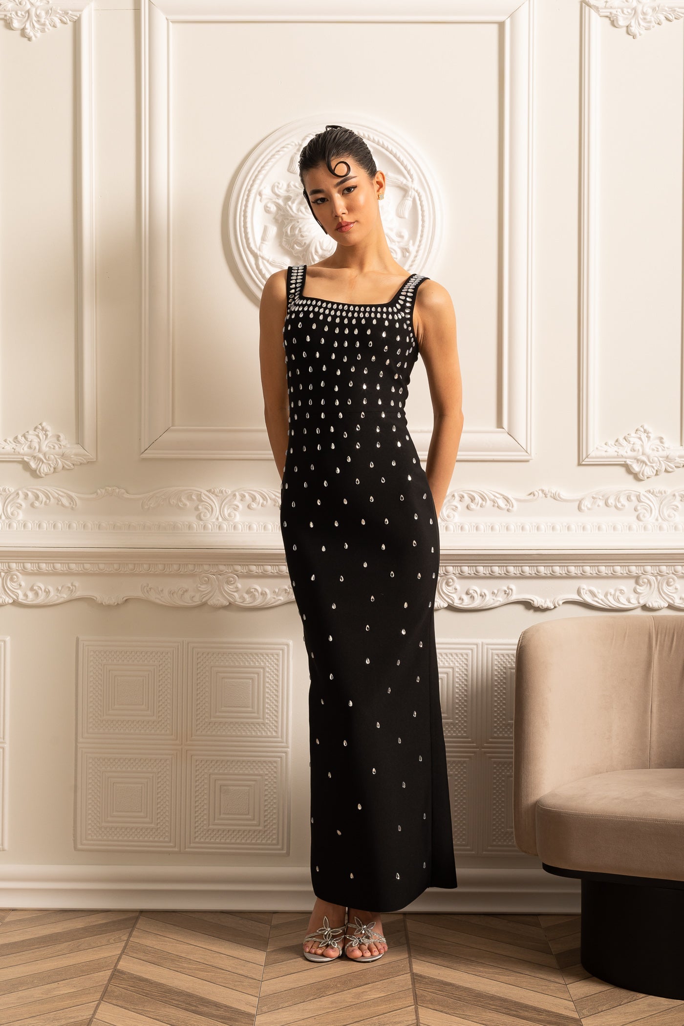 Rochie Conică cu Delicate Aplicatii de Cristale - Negru