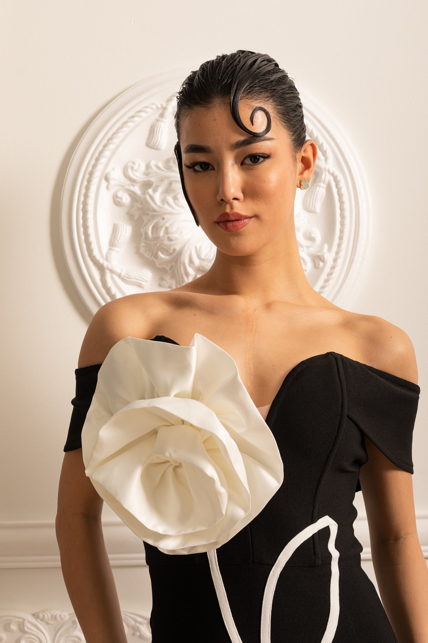 Rochie Mini Off Shoulder cu Aplicație Mare de Floare Albă - Negru