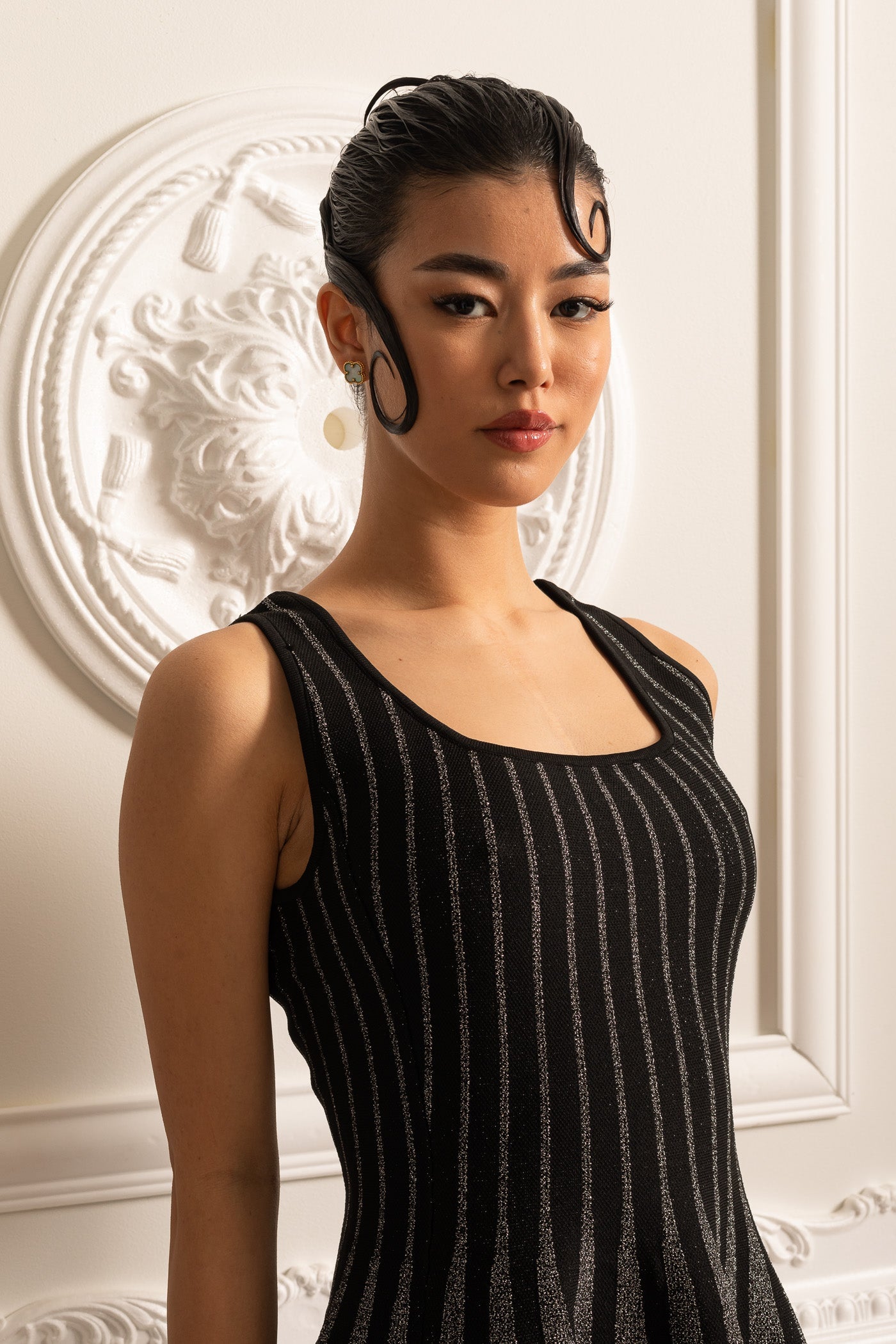 Rochie Mini Elegantă cu Dungi Verticale Argintii Sclipitoare - Negru