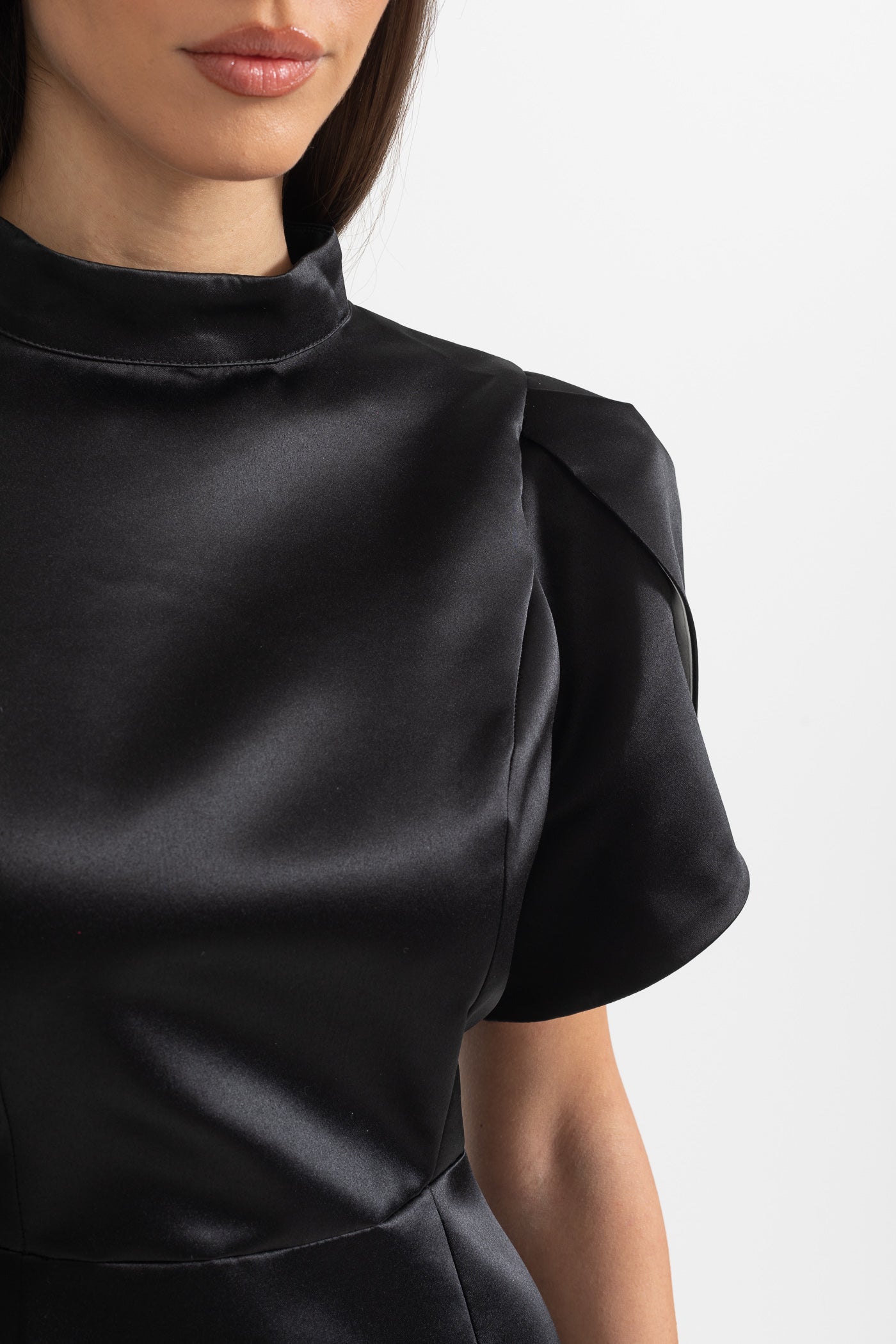 Rochie Mini Elegantă cu Decupaj la Spate și Fundă - Negru