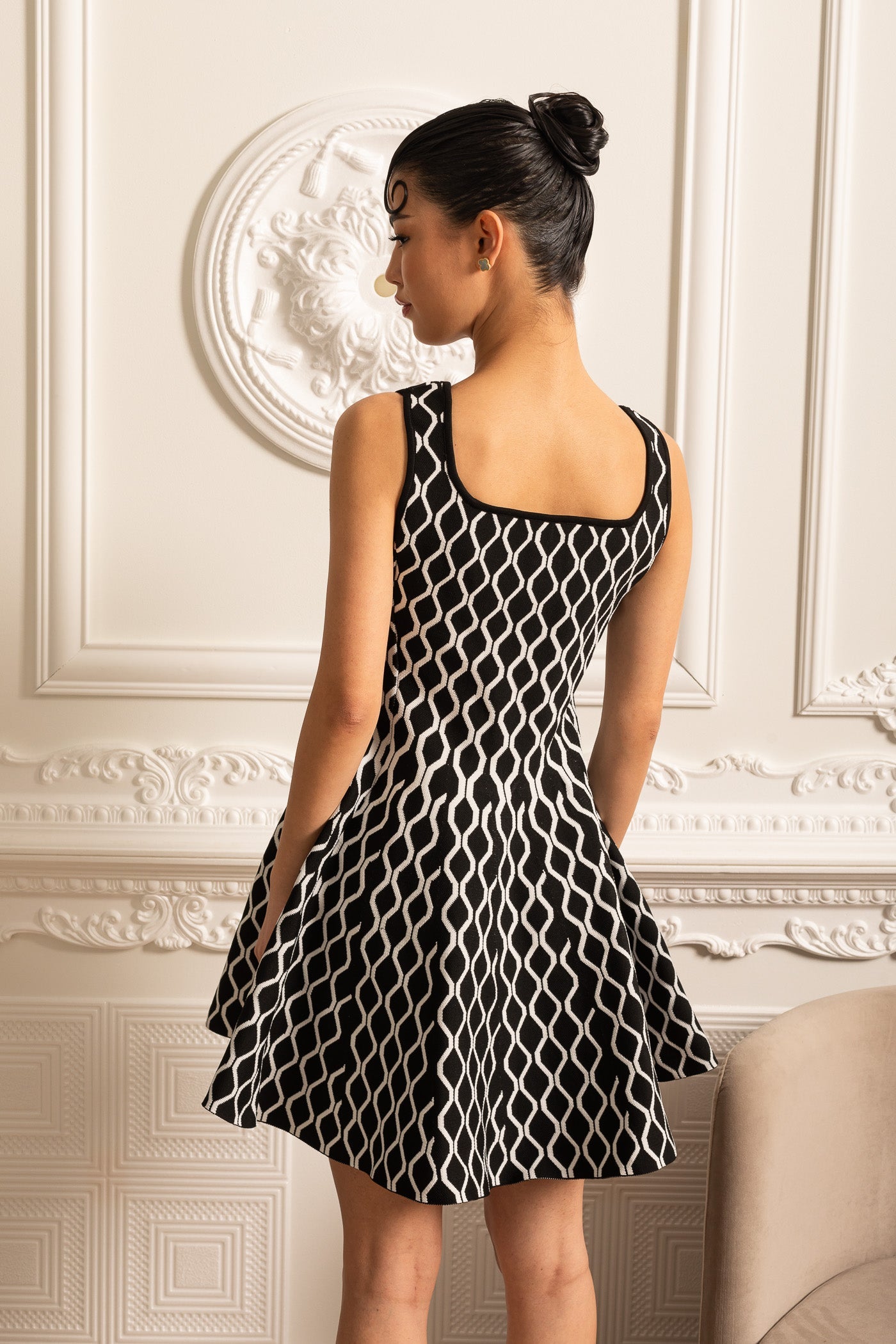 Elegant Mini Dress With White Wave Pattern - Black