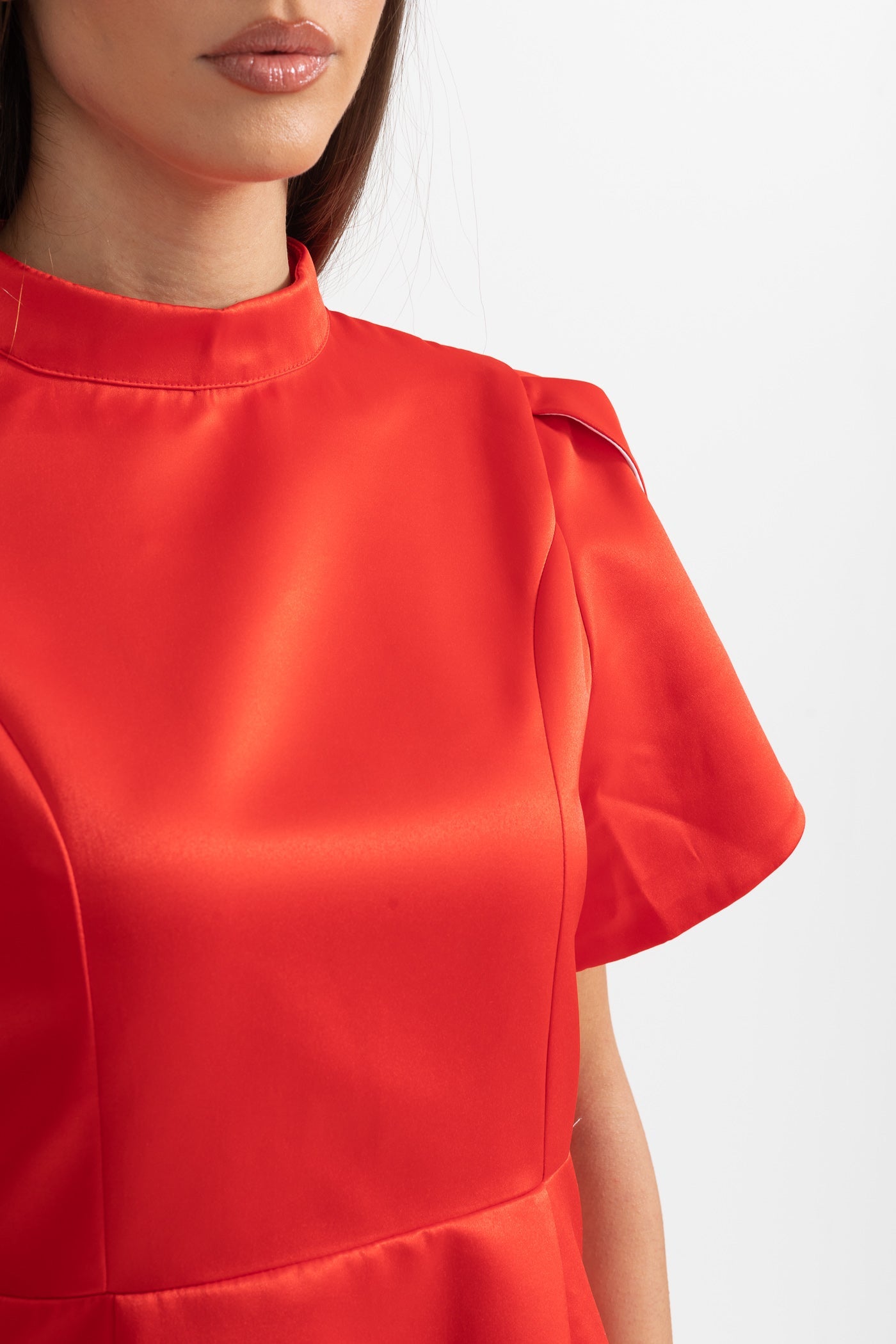 Rochie Mini Elegantă cu Decupaj la Spate și Fundă - Roșu