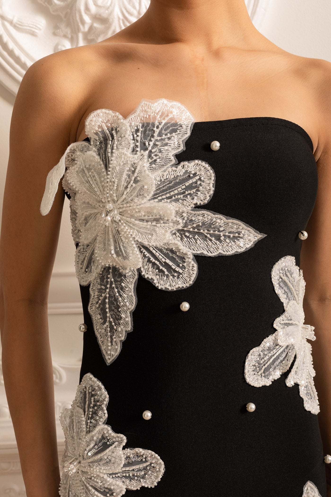 Rochie Mini fără Bretele cu Aplicatii Contrastante din Dantelă Florală - Negru