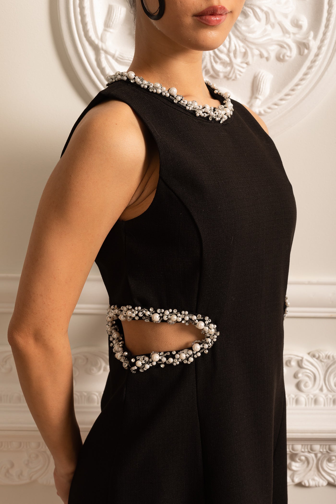 Rochie Mini Elegantă cu Decupaje Laterale și Detalii cu Perle - Negru