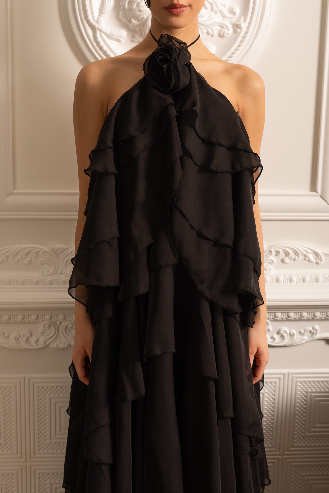 Rochie Halter cu Volane Stratificate și Floare Decorativă la Guler - Negru