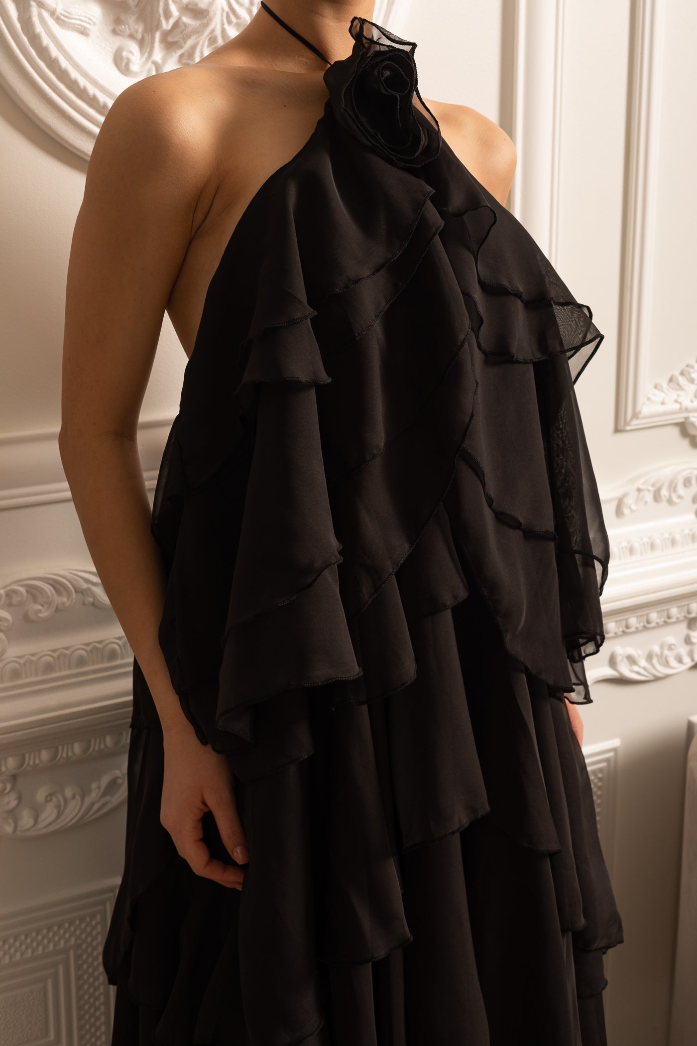 Rochie Halter cu Volane Stratificate și Floare Decorativă la Guler - Negru