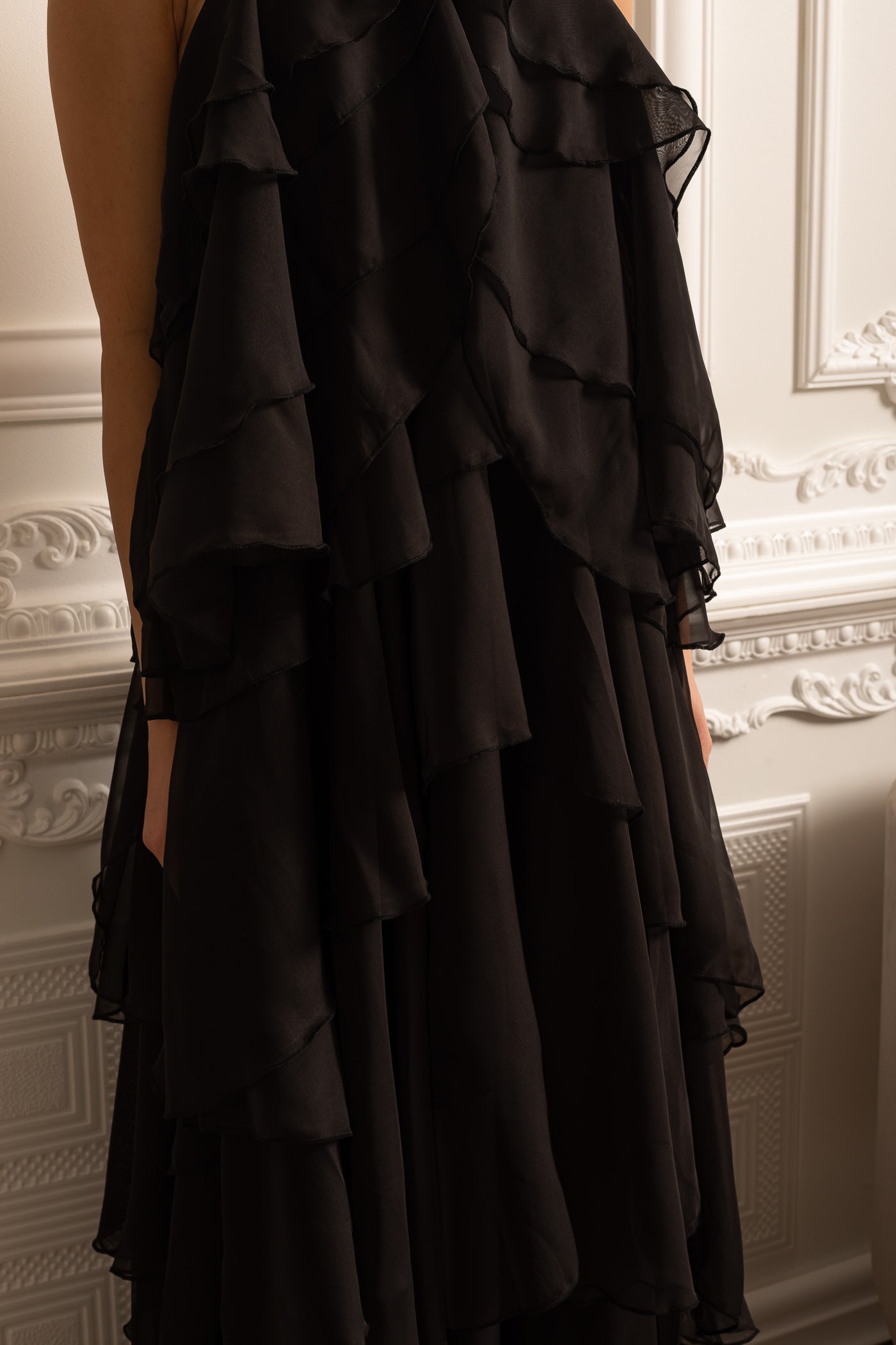 Rochie Halter cu Volane Stratificate și Floare Decorativă la Guler - Negru