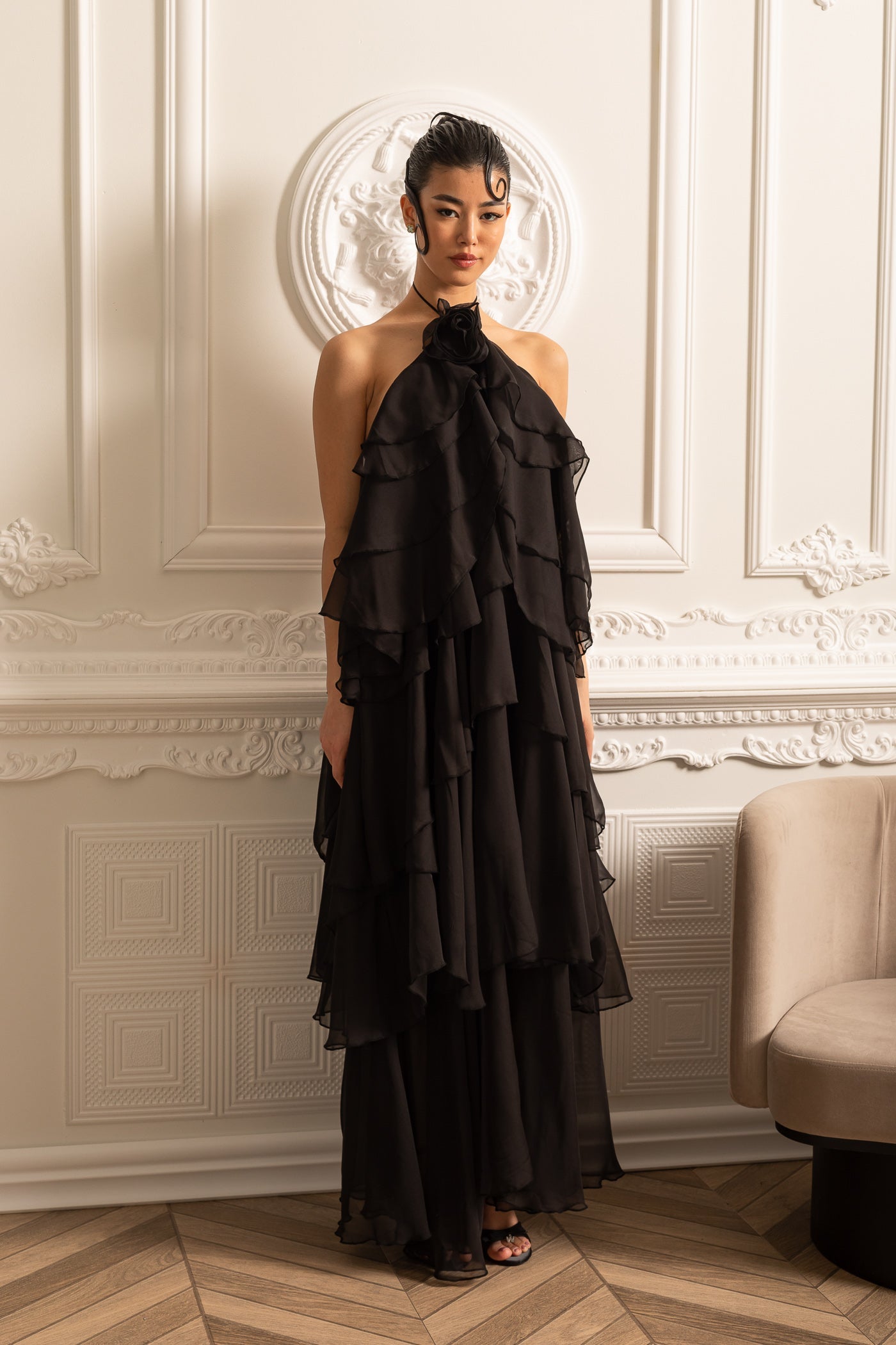 Rochie Halter cu Volane Stratificate și Floare Decorativă la Guler - Negru