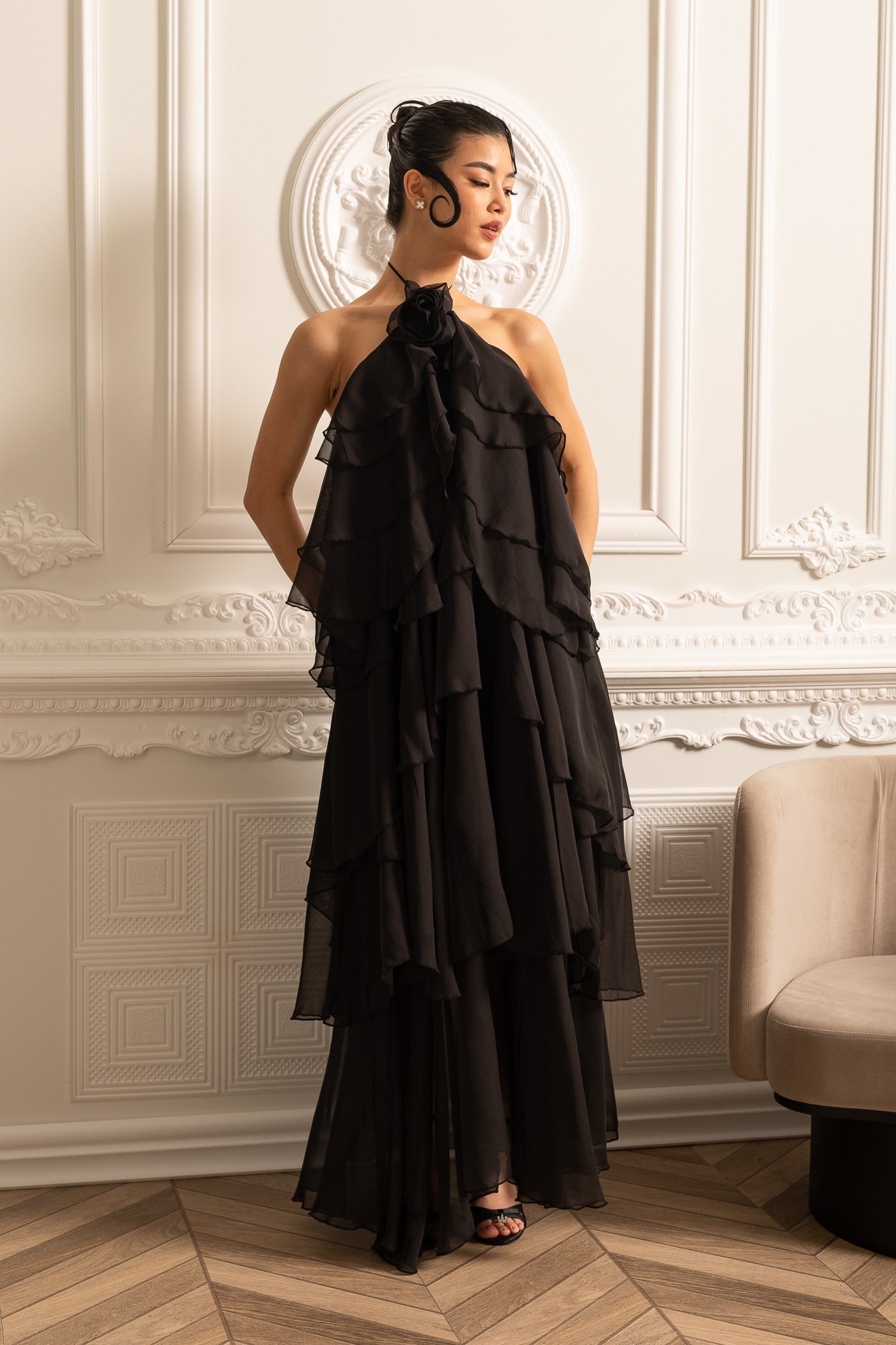 Rochie Halter cu Volane Stratificate și Floare Decorativă la Guler - Negru