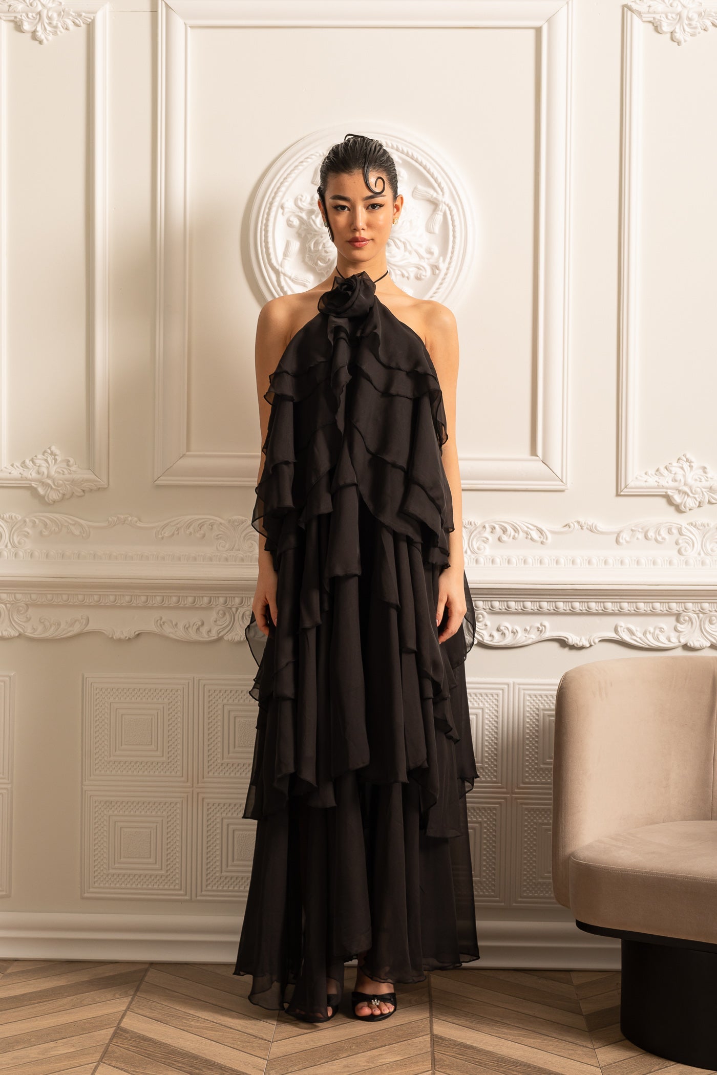 Rochie Halter cu Volane Stratificate și Floare Decorativă la Guler - Negru